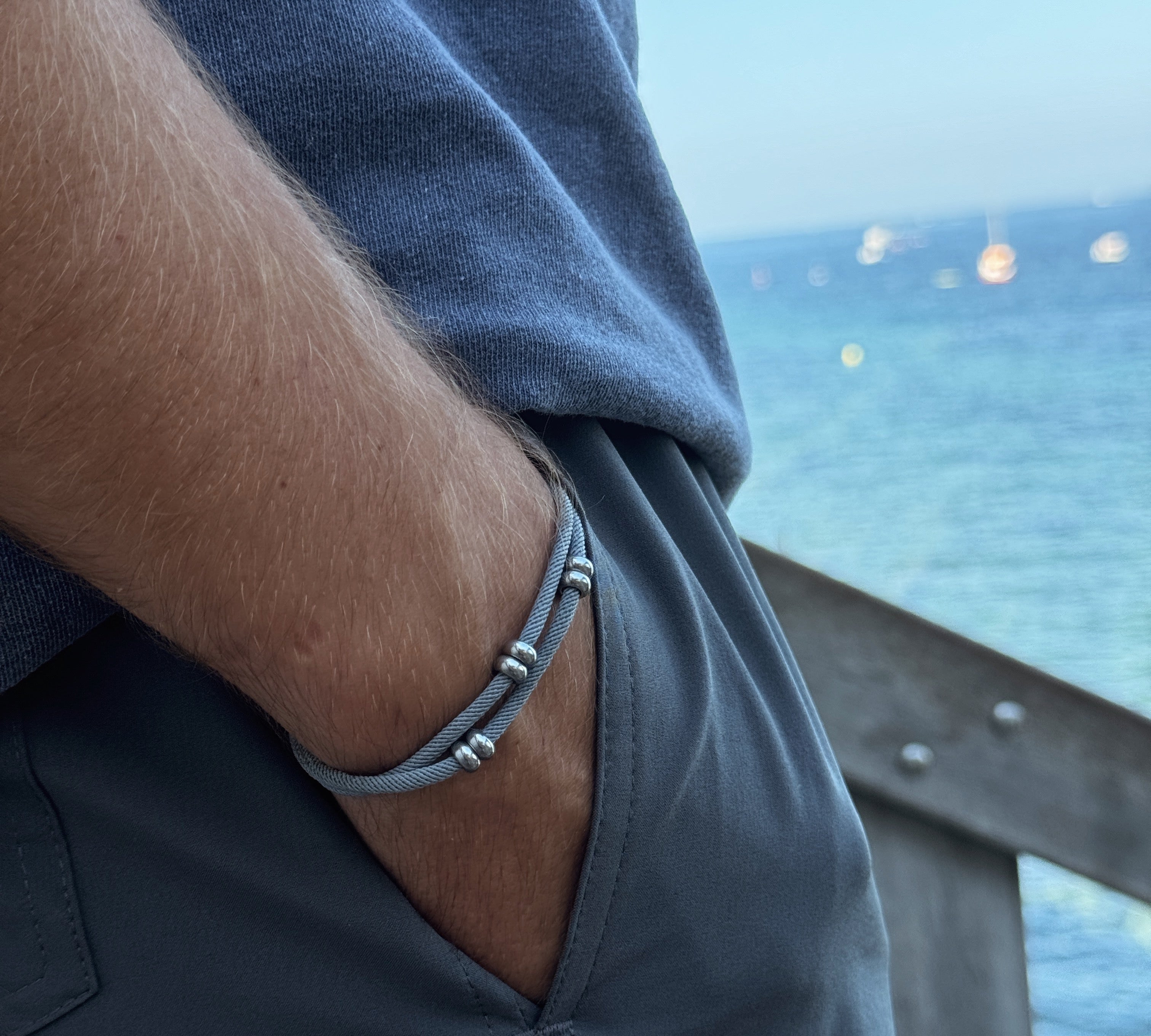 bracelet en cordon de la marque AGALINO porté sur poignet homme