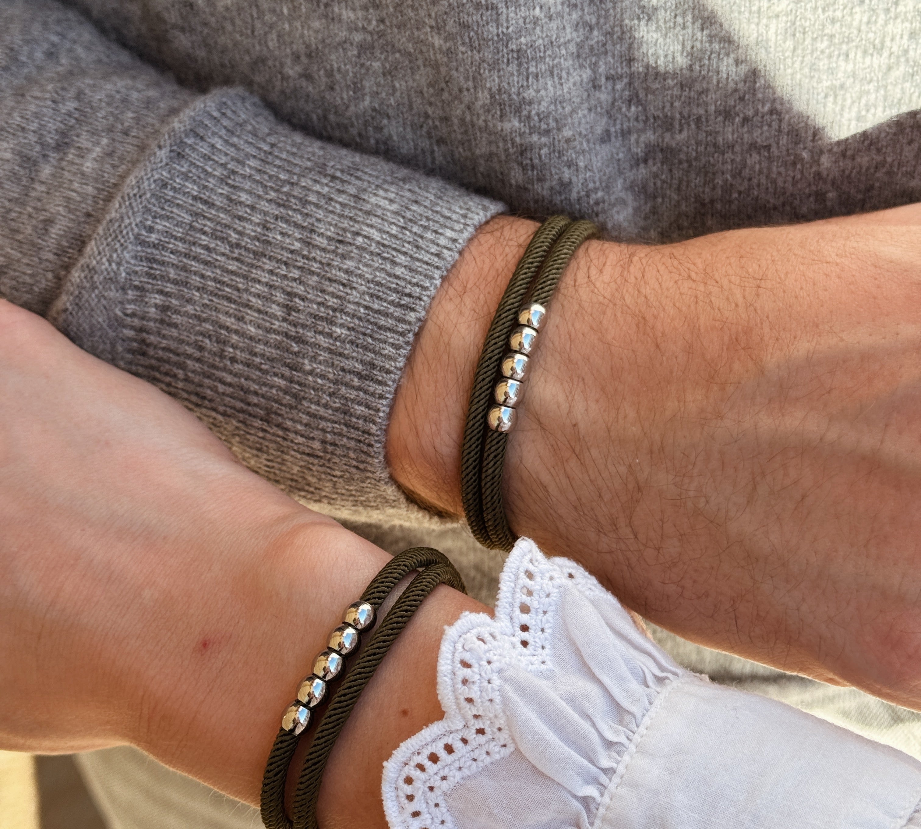 deux poignets avec bracelets assortis l'un à l'autre idée cadeau couple