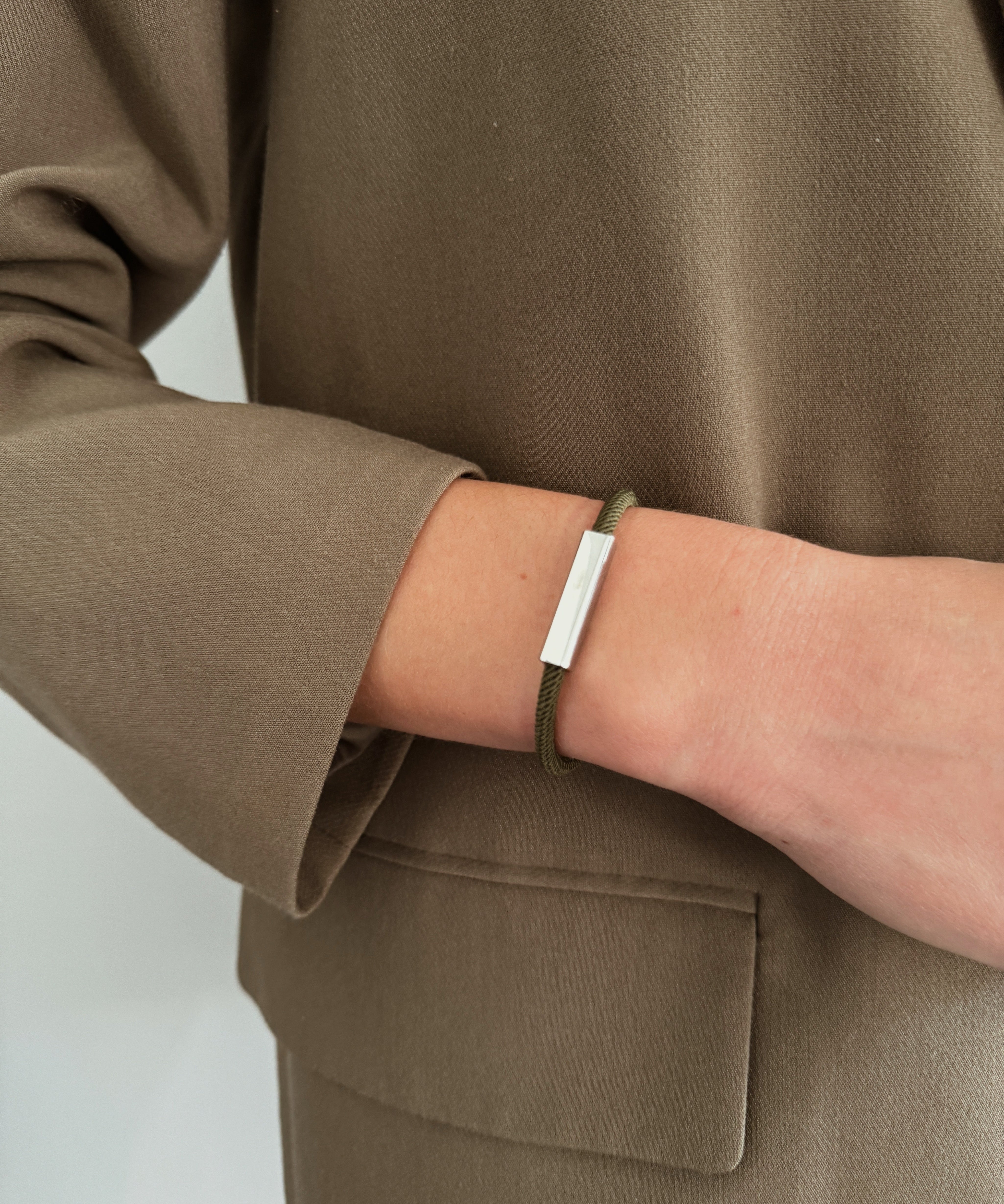 Bracelet AGALINO Modèle Essential cordon fin et coloré fermoir en acier inoxydable