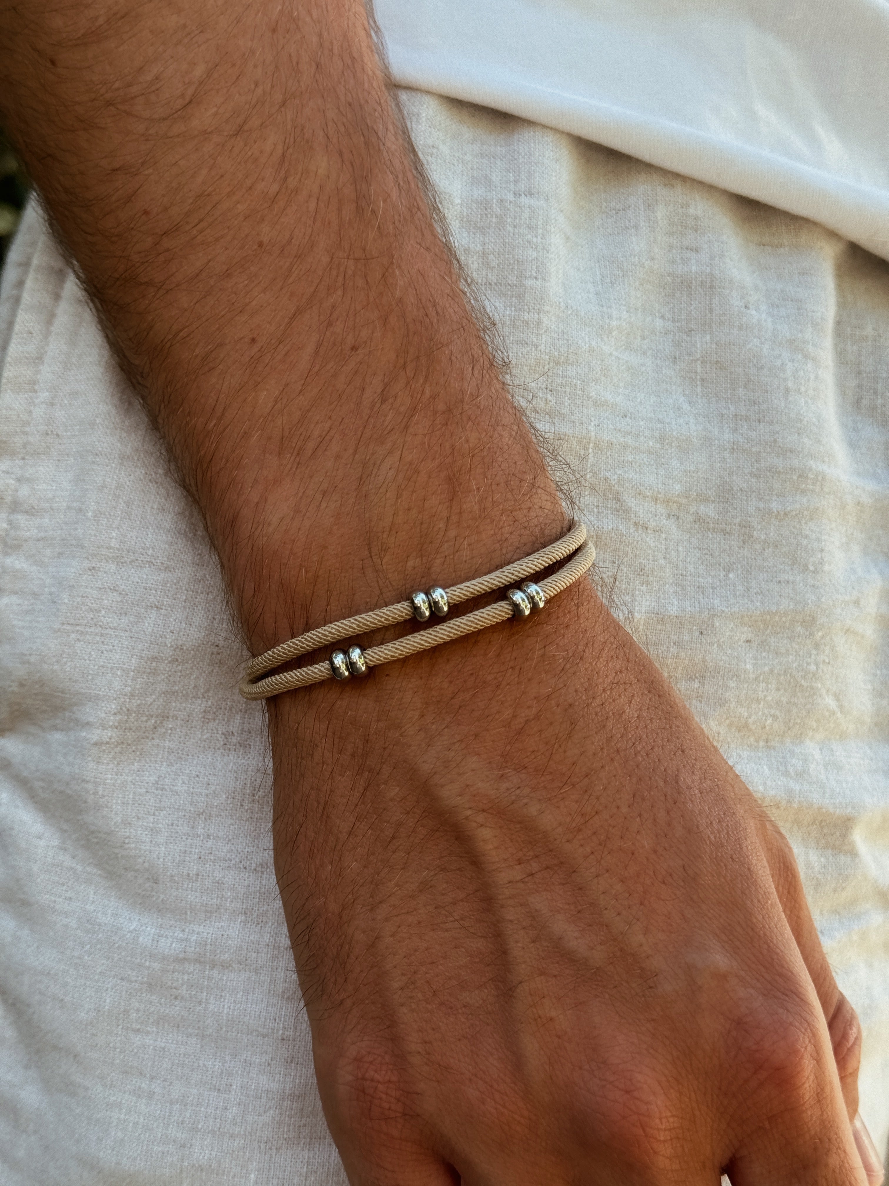 bracelet cordon bliss beige photo porté homme