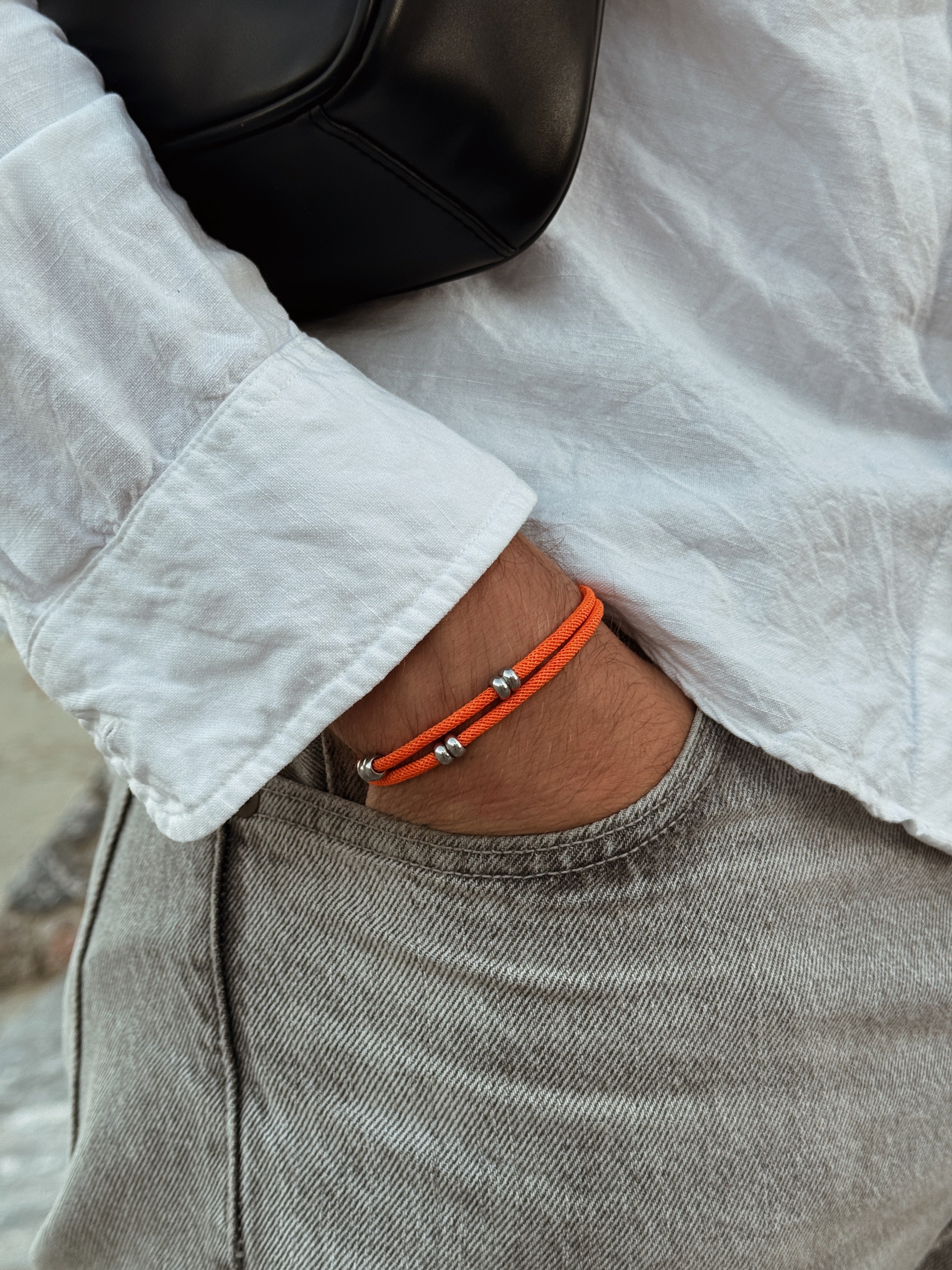 bracelet cordon orange modèle Bliss photo porté homme - marque AGALINO