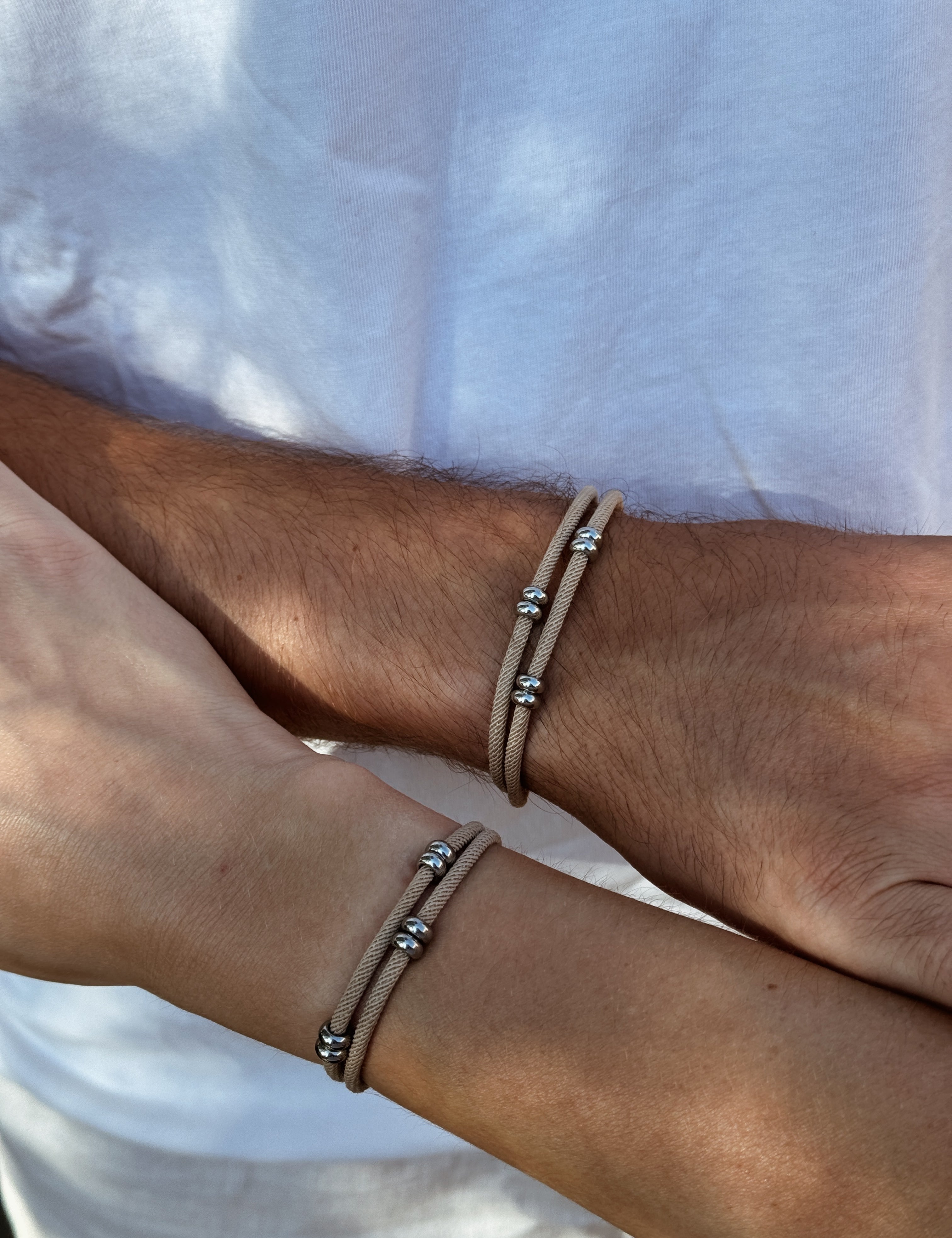 duo de bracelets bliss beige couple photo porté - marque AGALINO