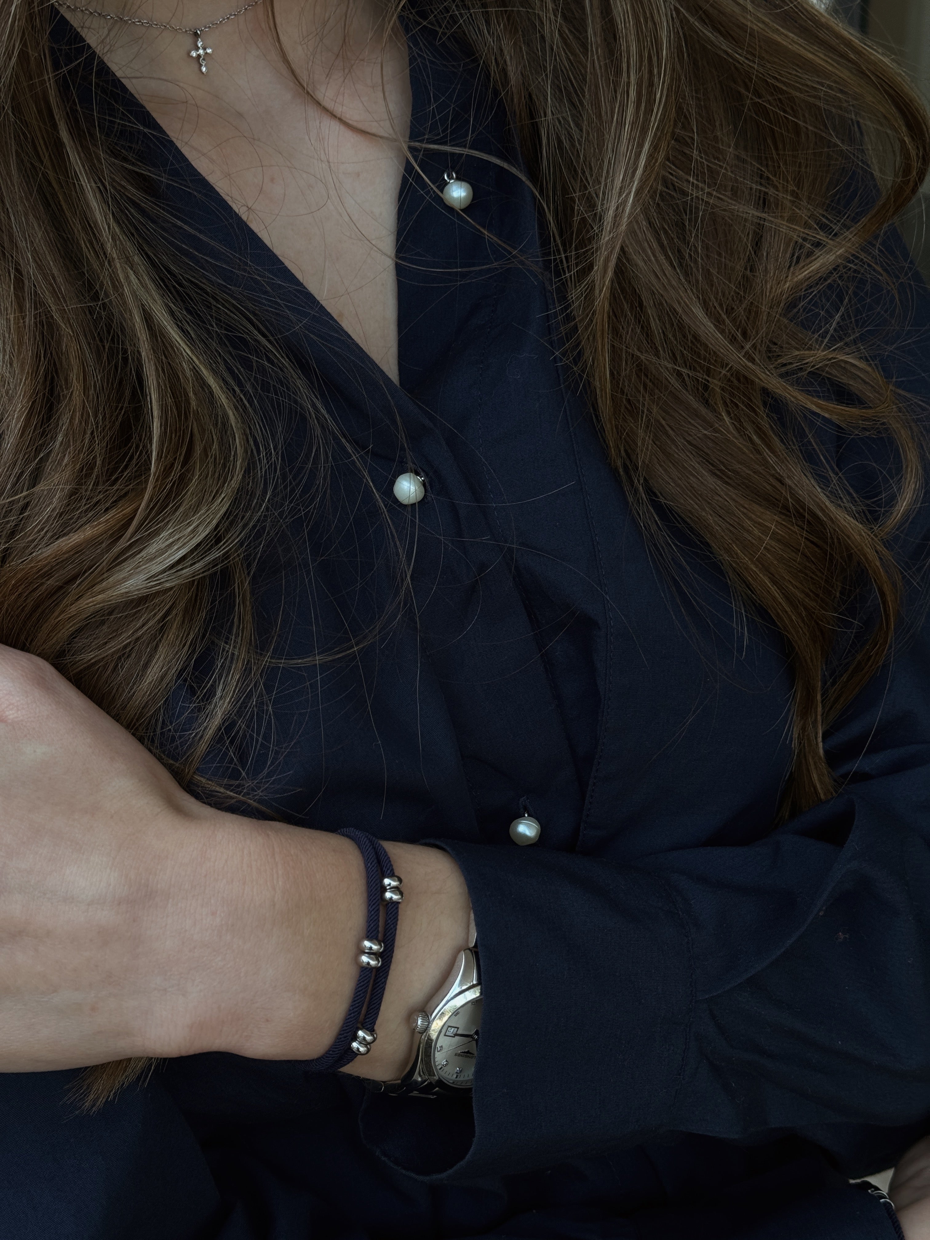 bracelet cordon bleu marine modèle Bliss de la marque AGALINO, photo porté femme look