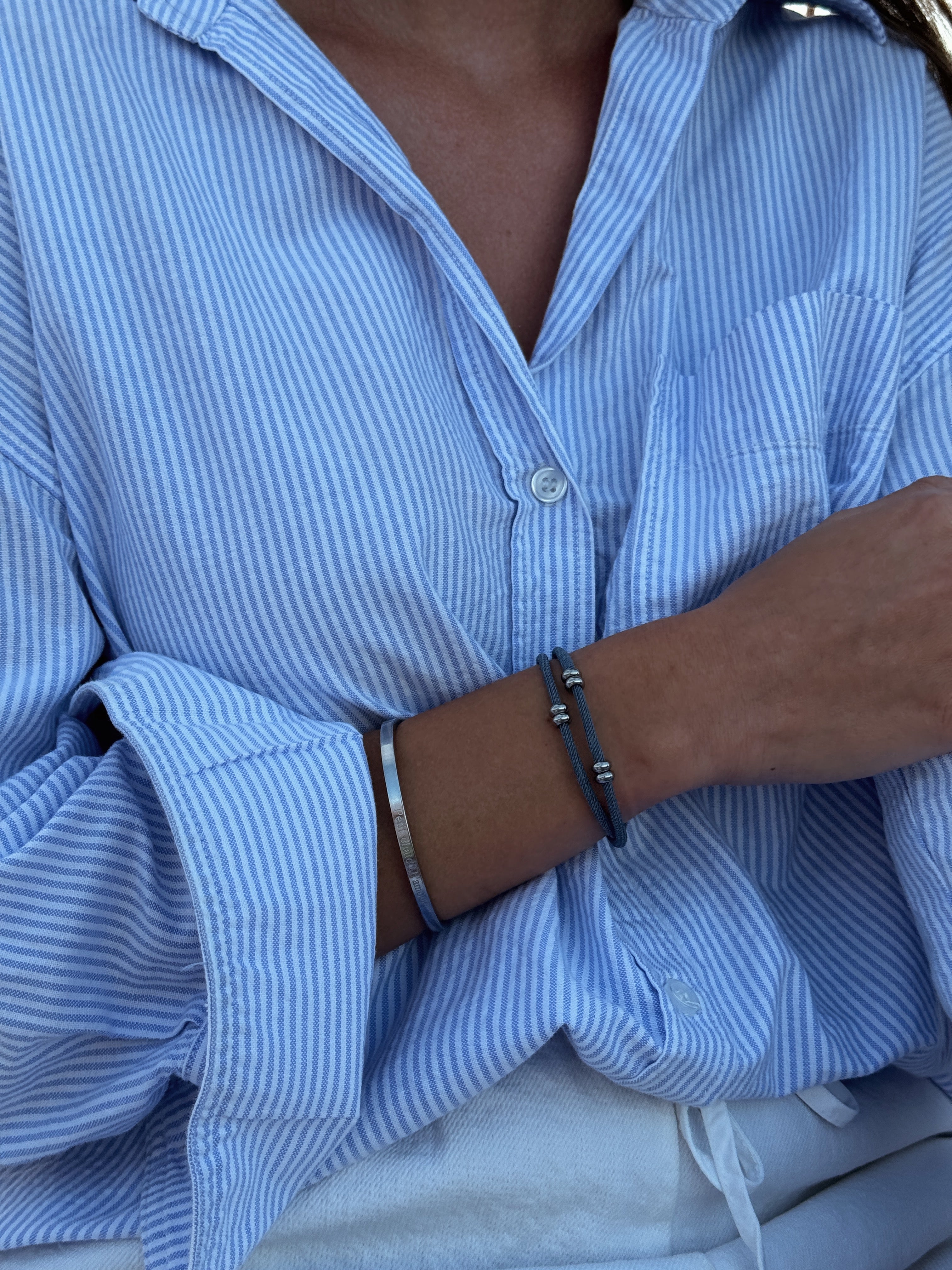 bracelet cordon bleu gris modèle bliss de la marque AGALINO photo porté femme