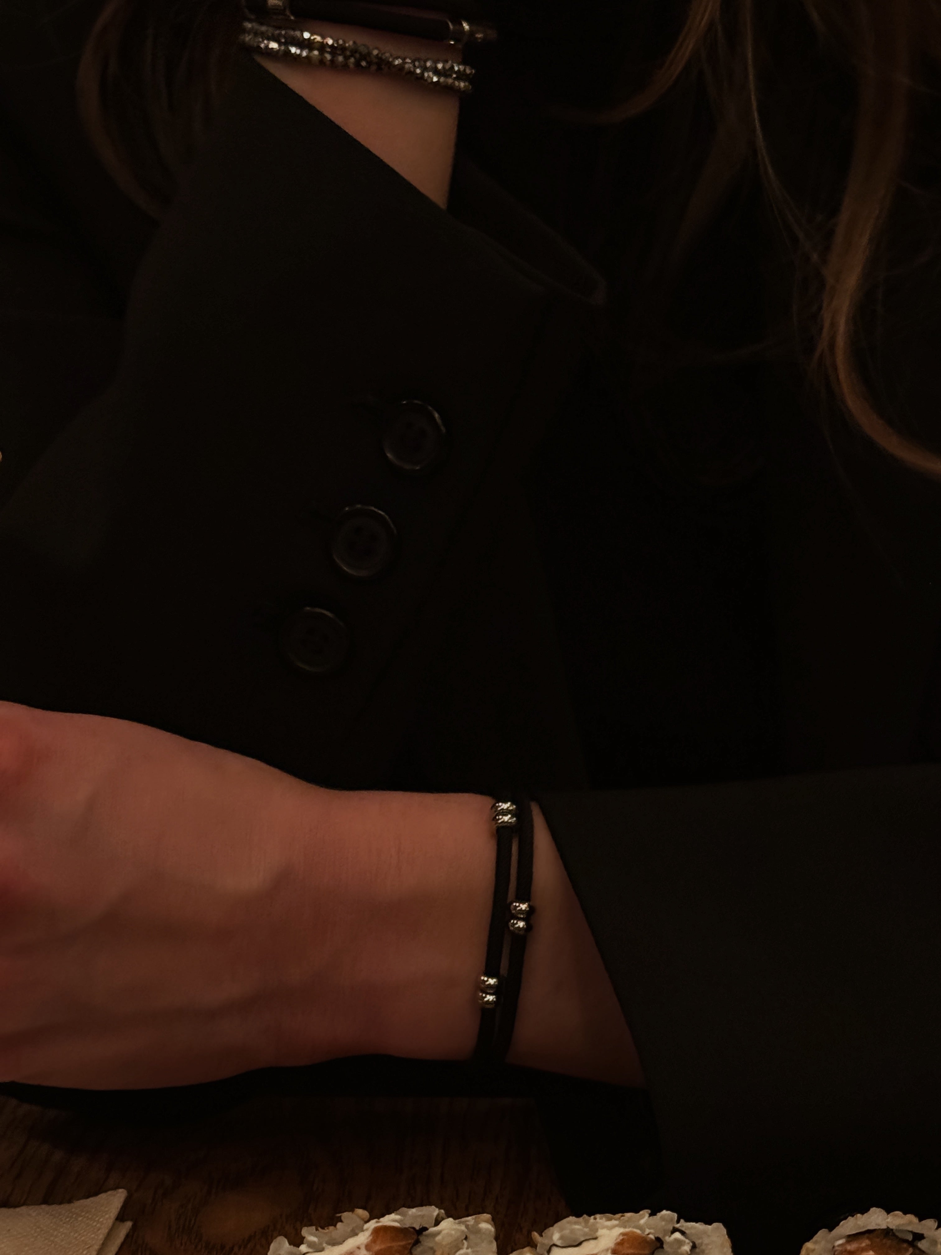 bracelet cordon noir modèle Bliss de la marque AGALINO photo porté femme