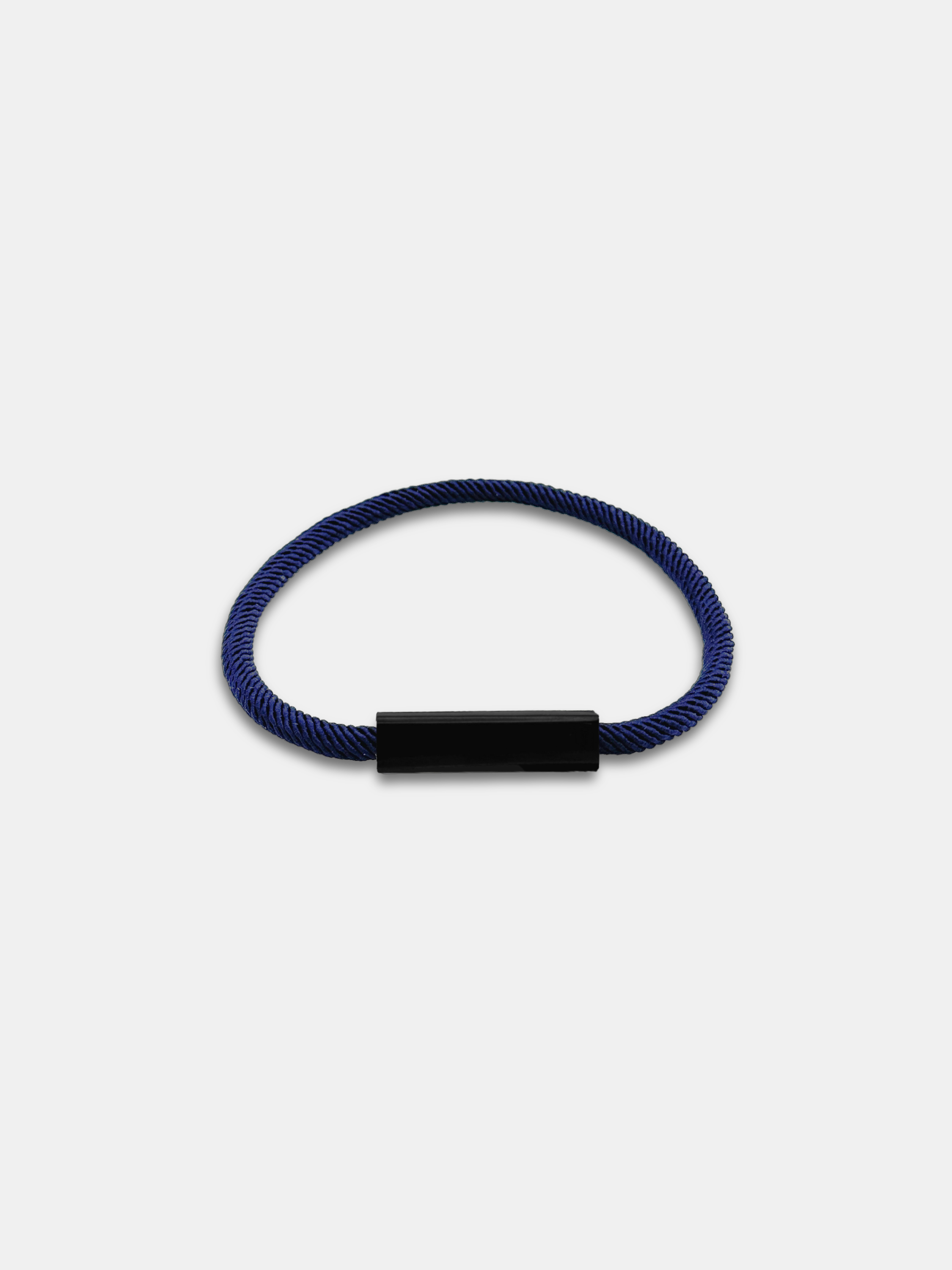 Détail du bracelet cordon Essential Bleu Nuit fermoir noir waterproof - Bijou artisanal AGALINO
