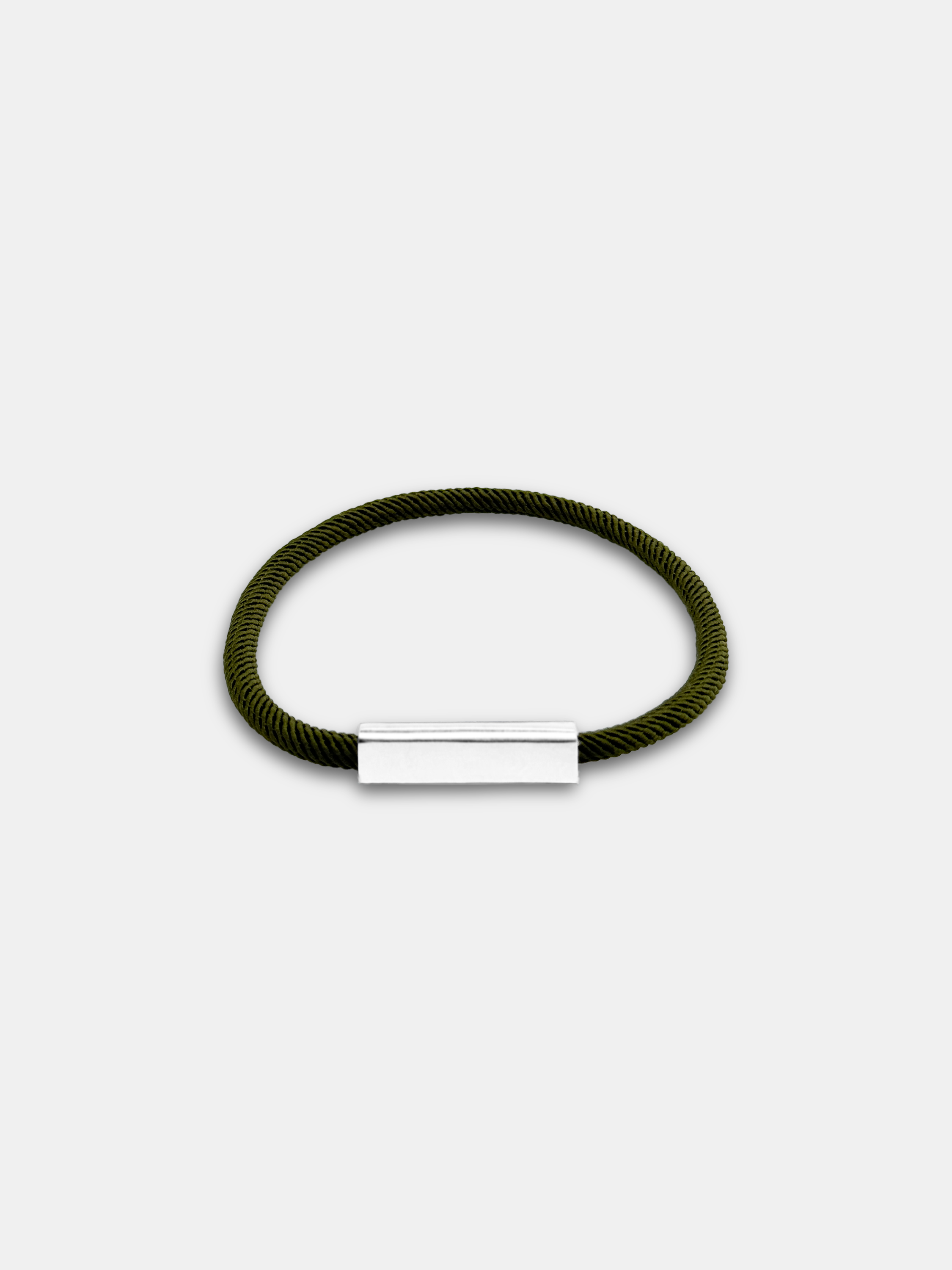 Détail du bracelet cordon Essential Kaki fermoir argenté waterproof - Bijou artisanal AGALINO