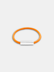 Détail du bracelet cordon Essential Orange fermoir argenté waterproof - Bijou artisanal AGALINO