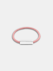 Détail du bracelet cordon Essential Rose Poudré fermoir argenté waterproof - Bijou artisanal AGALINO