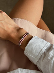 Bracelet cordon rose poudré photo porté femme lookbook