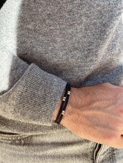 bracelet cordon bleu nuit porté sur homme de la marque AGALINO - résistant à l'eau en acier inoxydable