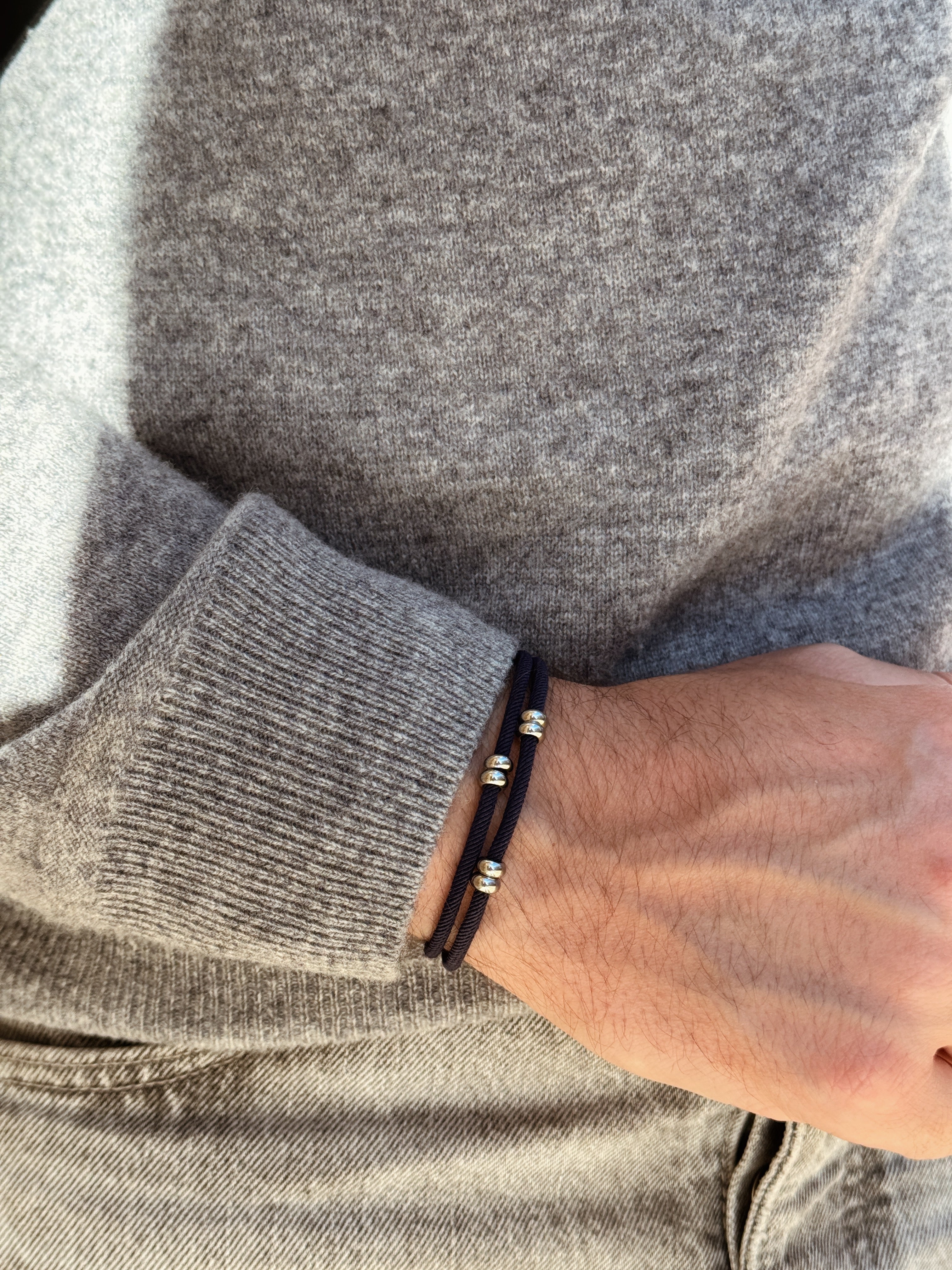 bracelet cordon bleu nuit porté sur homme de la marque AGALINO - résistant à l'eau en acier inoxydable