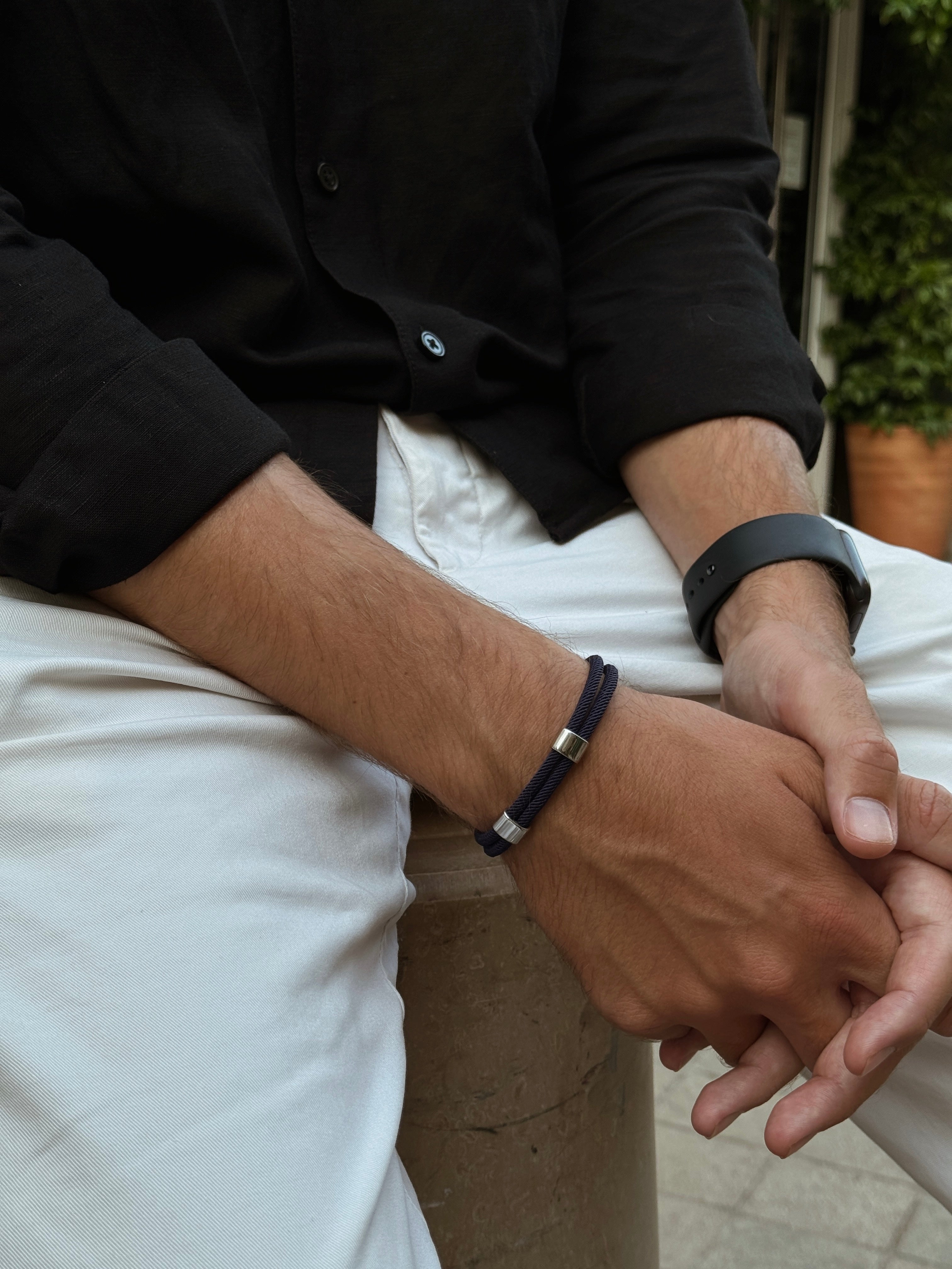 bracelet cordon bleu marine de la marque AGALINO, photo porté homme, modèle Timeless