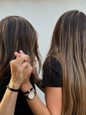 bracelet cordon couleur noir modèle timeless photo duo lifestyle - marque AGALINO