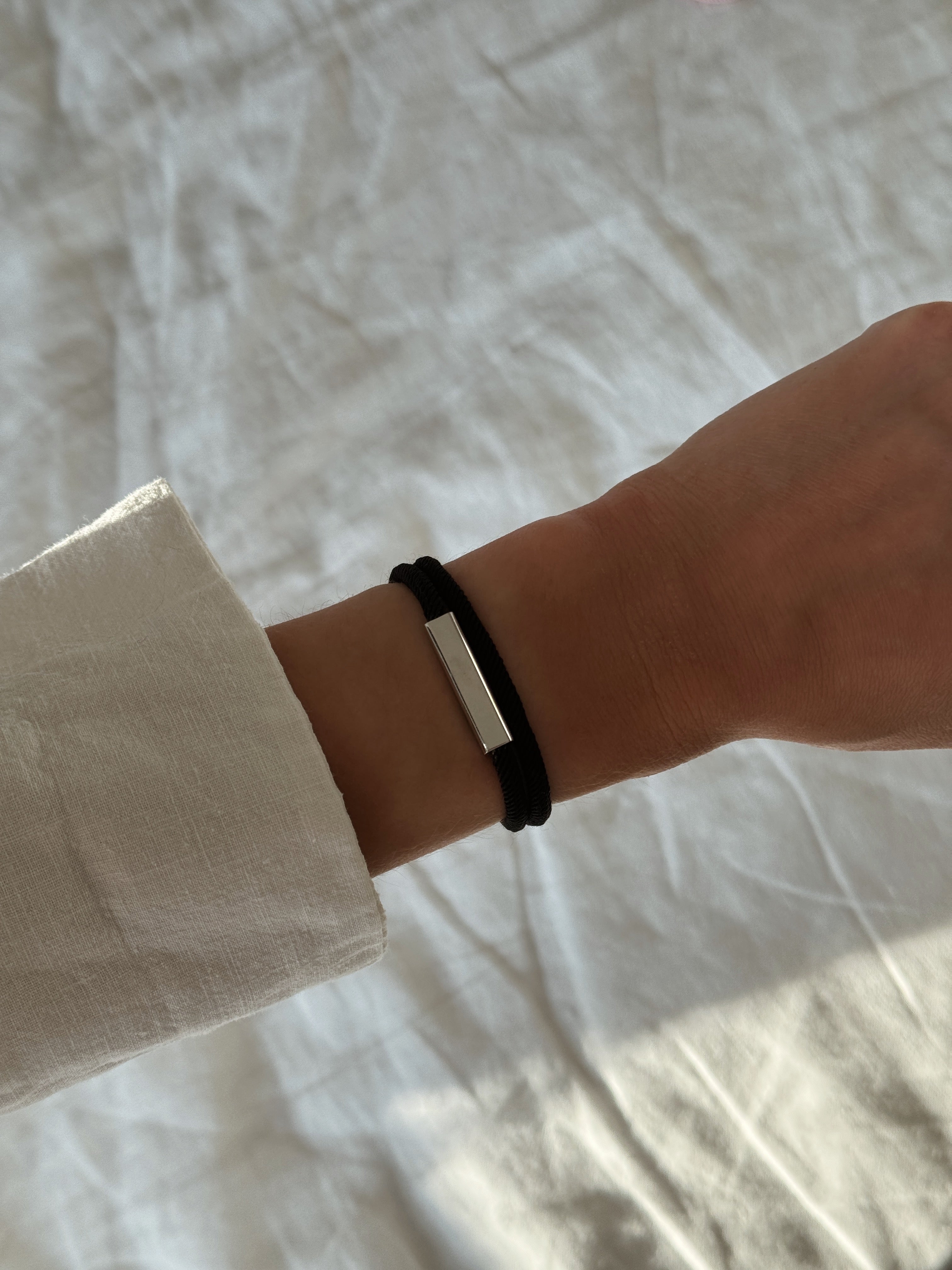 bracelet cordon modèle LINK marque AGALINO photo porté femme