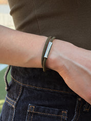 bracelet commun cordon kaki porté sur femme de la marque AGALINO