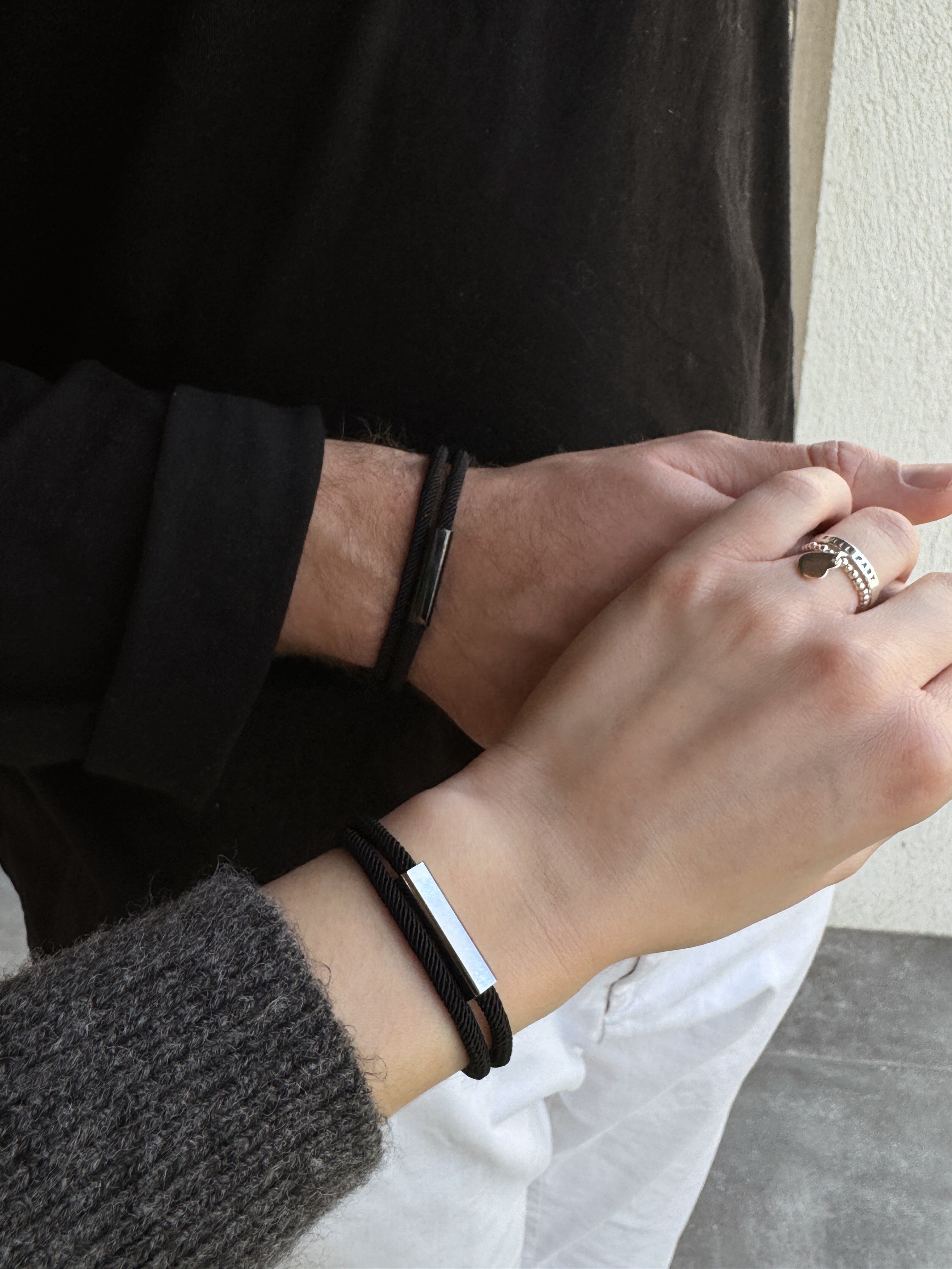 bracelets cordons modèle LINK mixte couleur noir porté