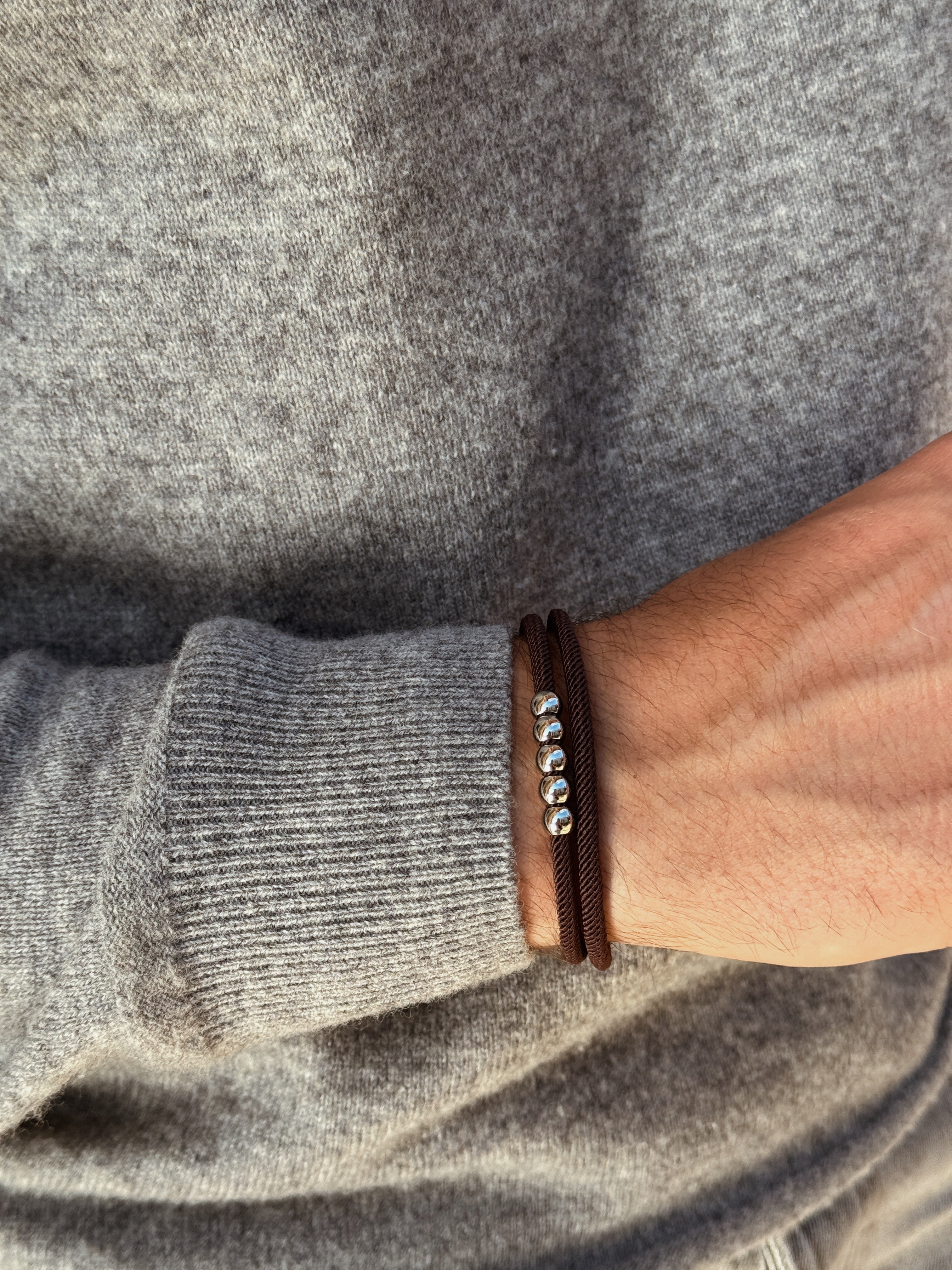 Bracelet cordon couleur marron photo porté sur homme - produit de la marque AGALINO - artisanat français