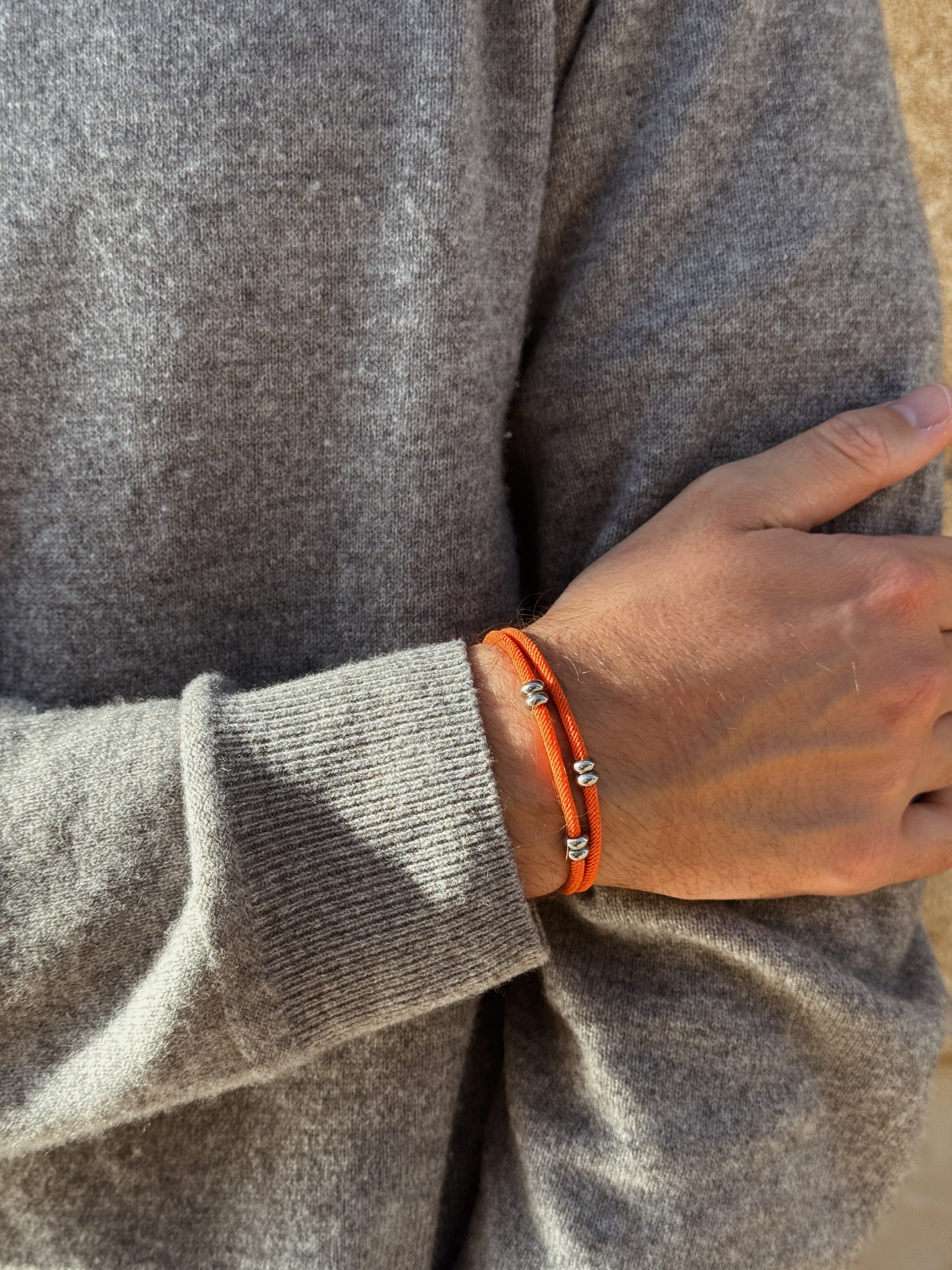 bracelet cordon orange porté sur homme, acier inoxydable fabrication française de la marque AGALINO