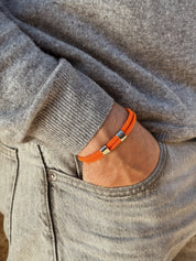 bracelet cordon orange résistant à l'eau, fait main par la marque AGALINO, modèle de bracelet mixte