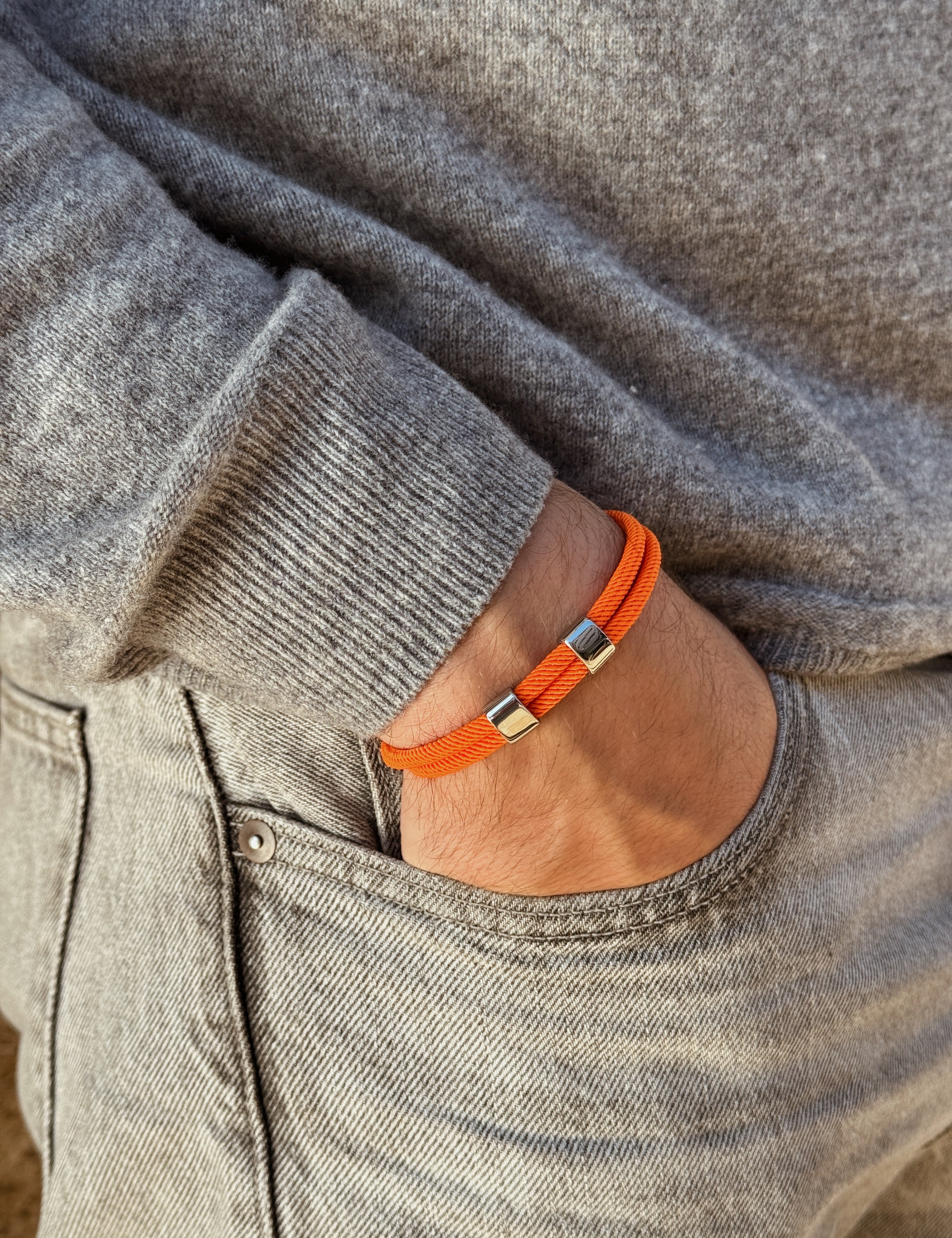 bracelet cordon orange résistant à l'eau, fait main par la marque AGALINO, modèle de bracelet mixte