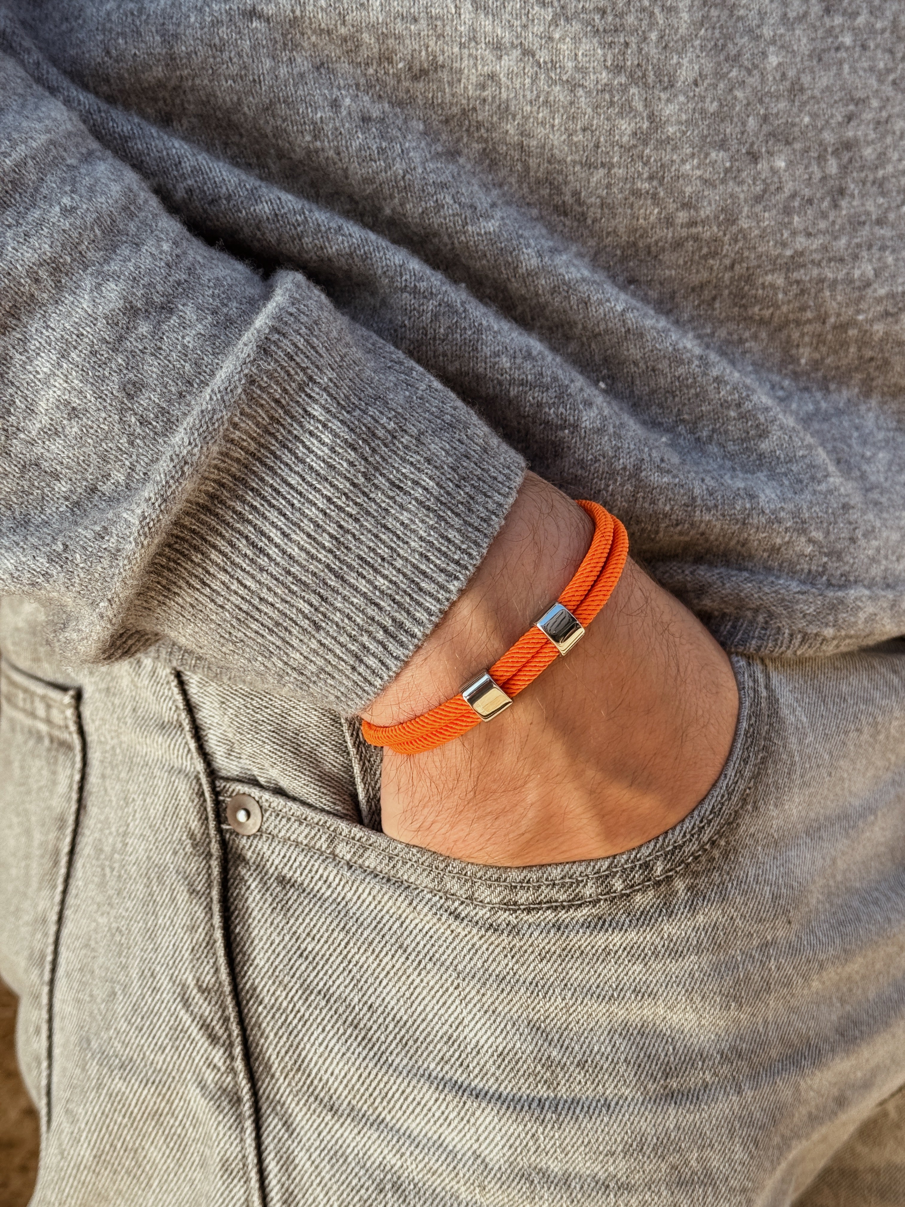 bracelet cordon orange résistant à l'eau, fait main par la marque AGALINO, modèle de bracelet mixte