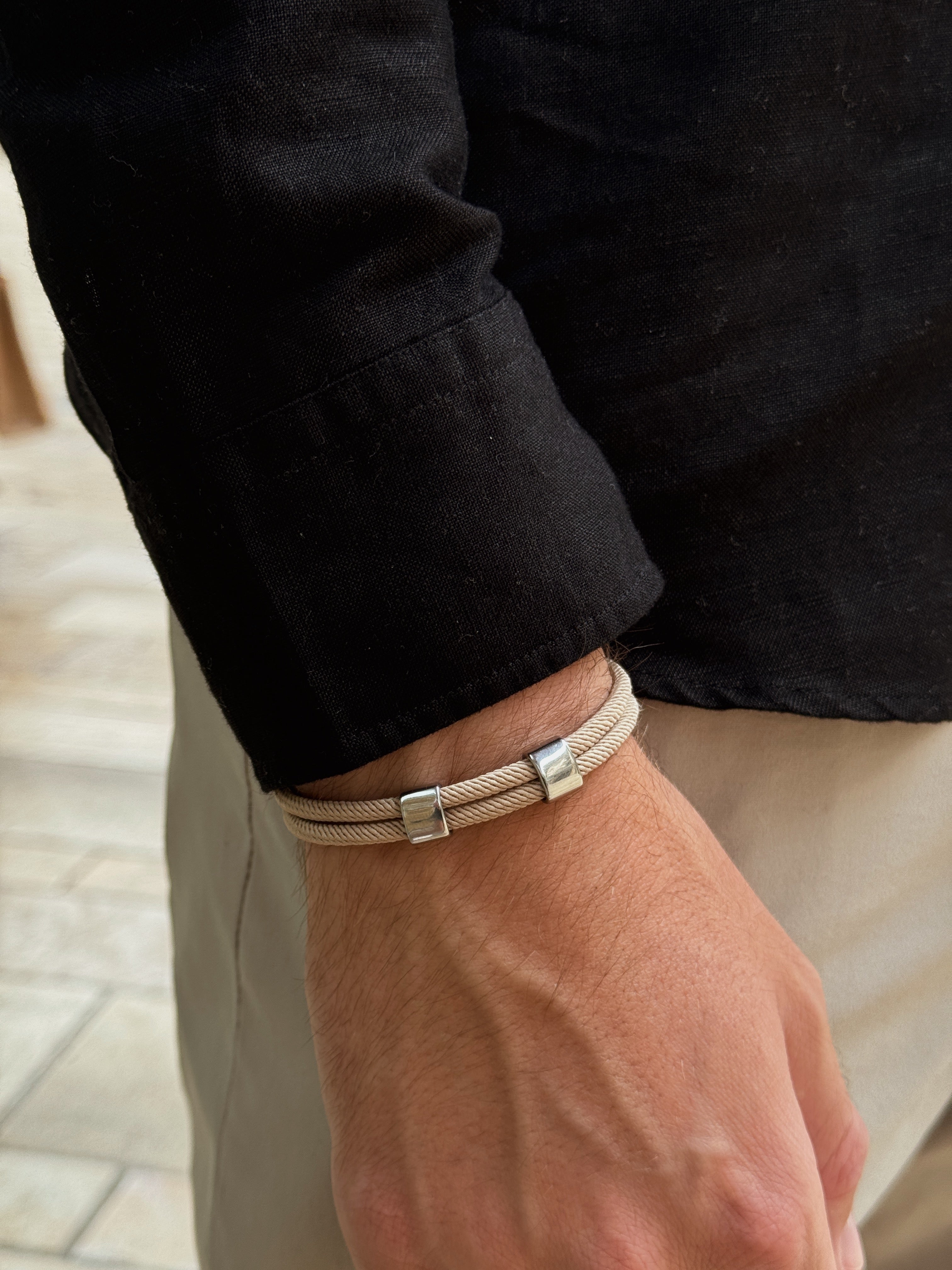 bracelet cordon beige modèle Timeless photo porté homme