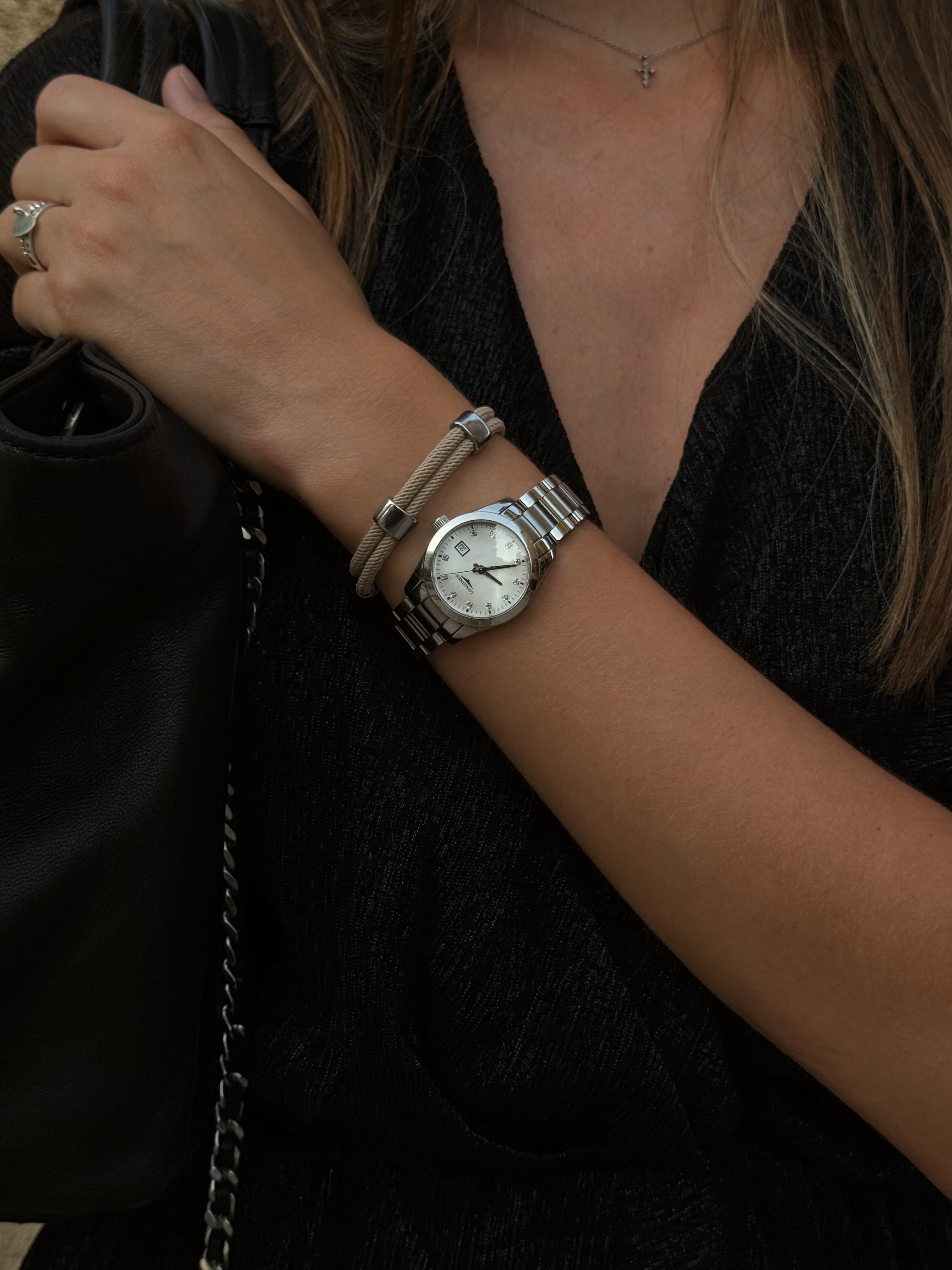 bracelet cordon beige modèle Timeless photo porté femme photo lifestyle