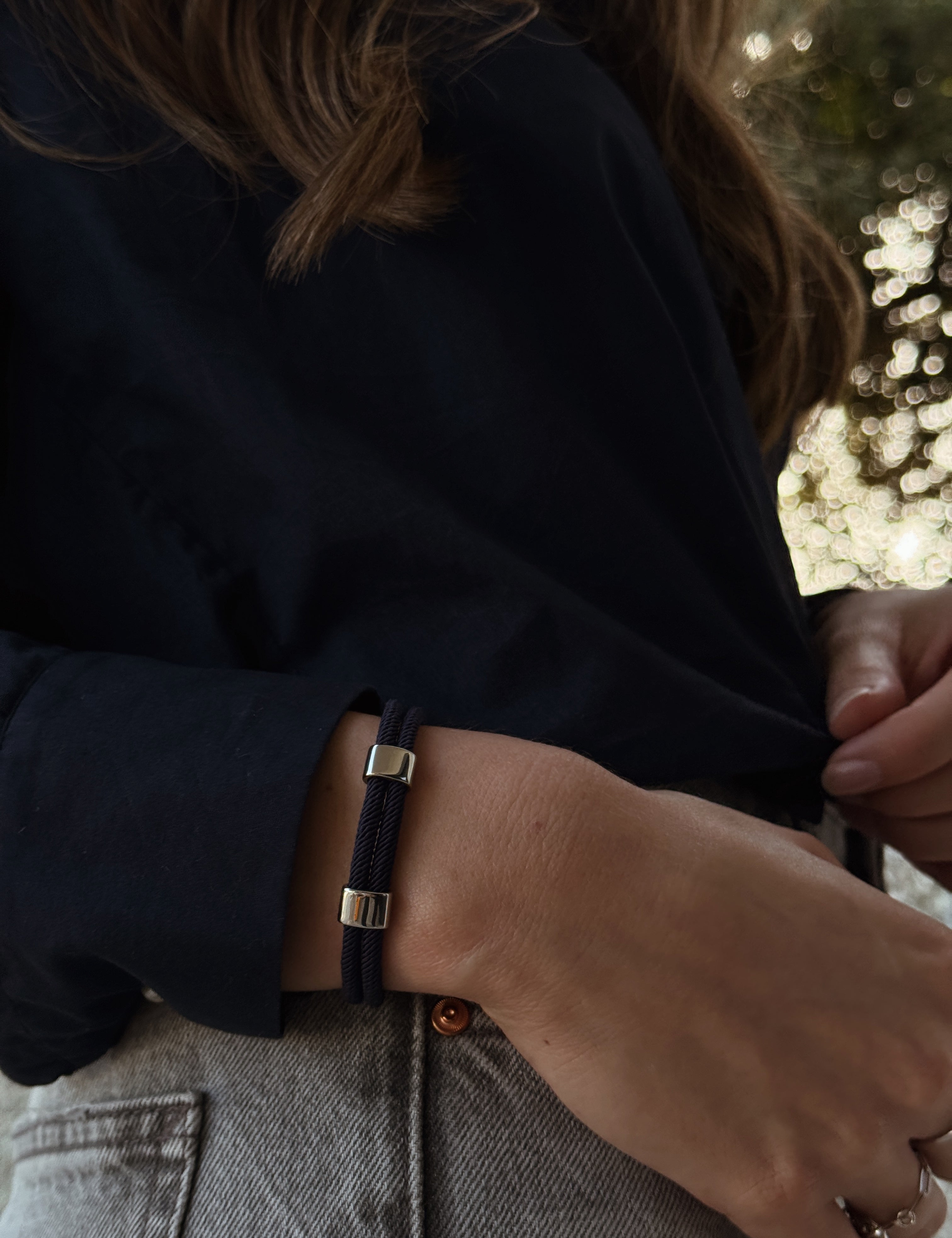 bracelet cordon bleu nuit de la marque AGALINO, photo porté femme, modèle Timeless