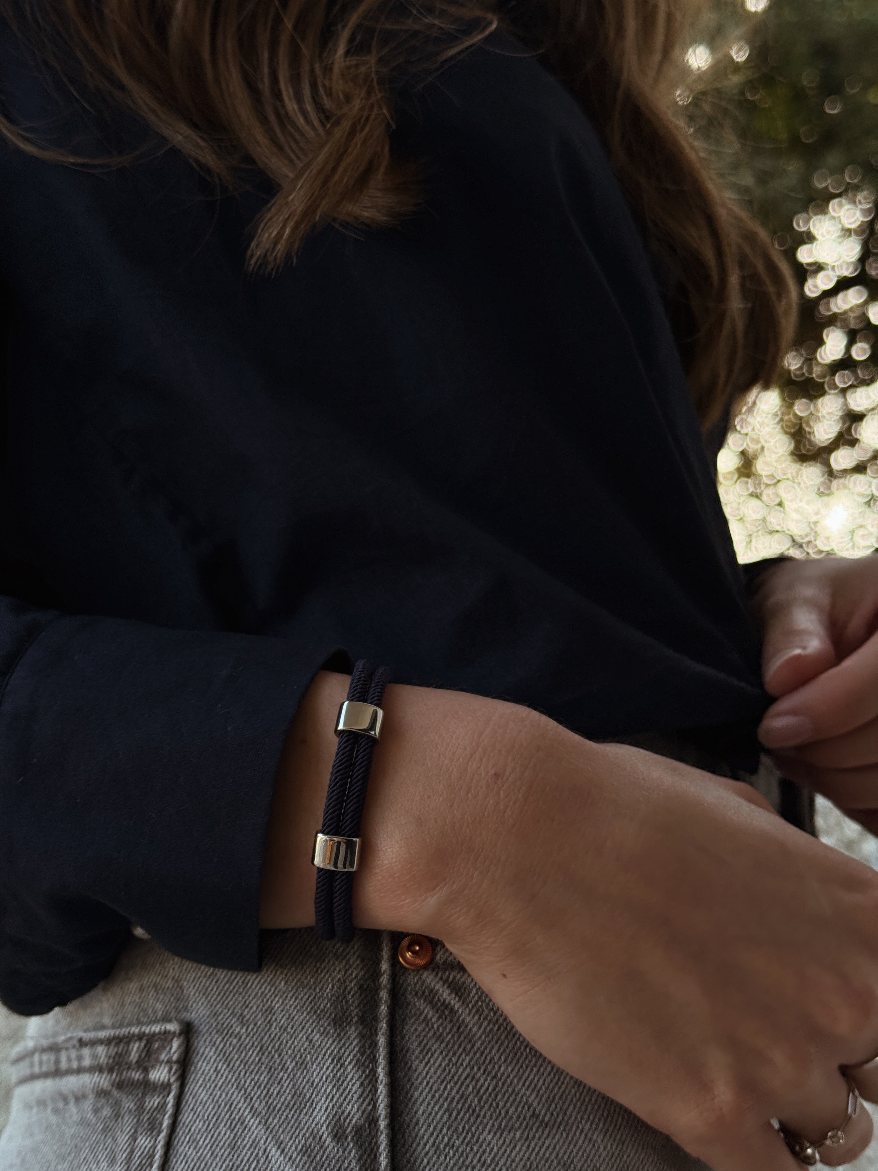 bracelet cordon bleu nuit de la marque AGALINO, photo porté femme, modèle Timeless