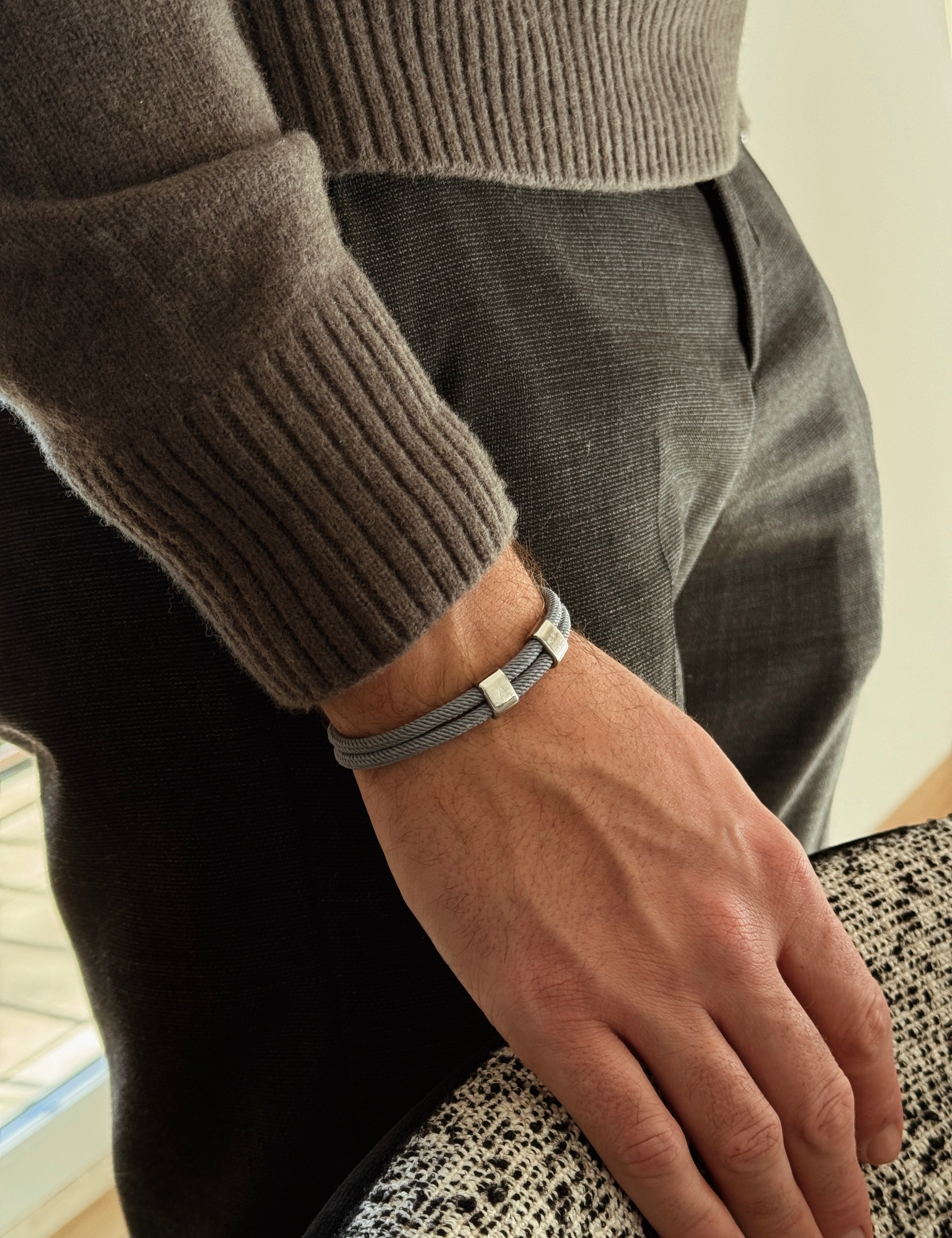 bracelet cordon gris modèle Timeless photo porté homme