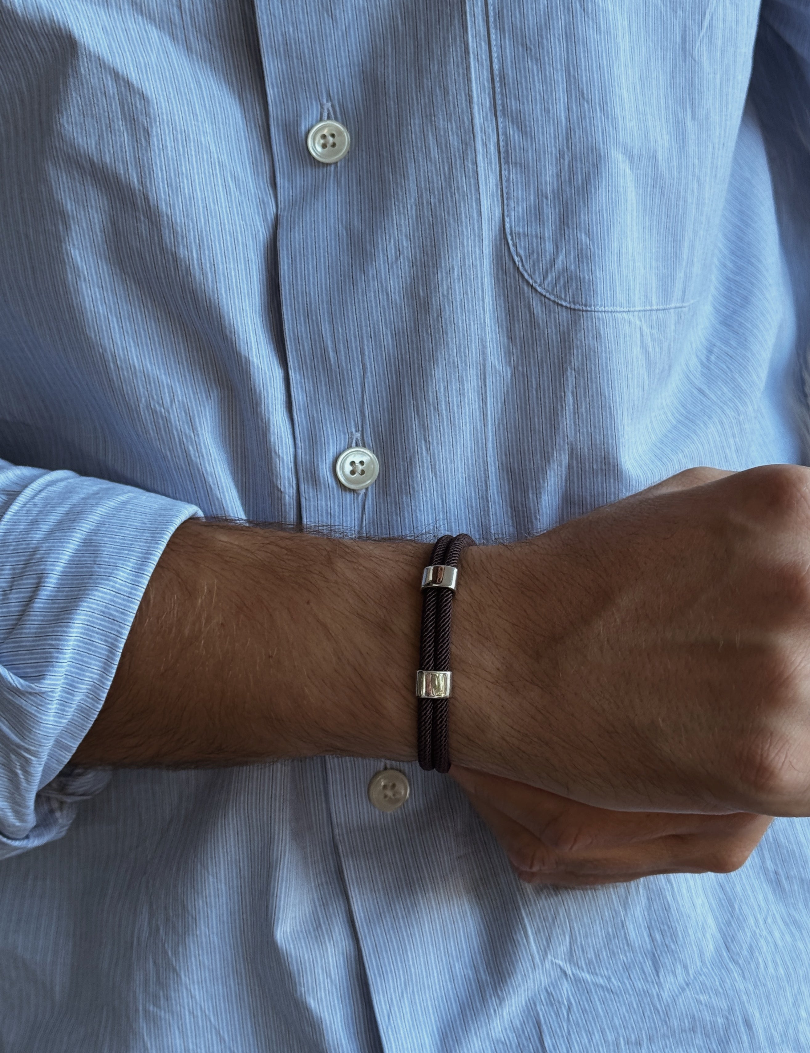 bracelet cordon marron modèle Timeless photo porté homme de la marque AGALINO