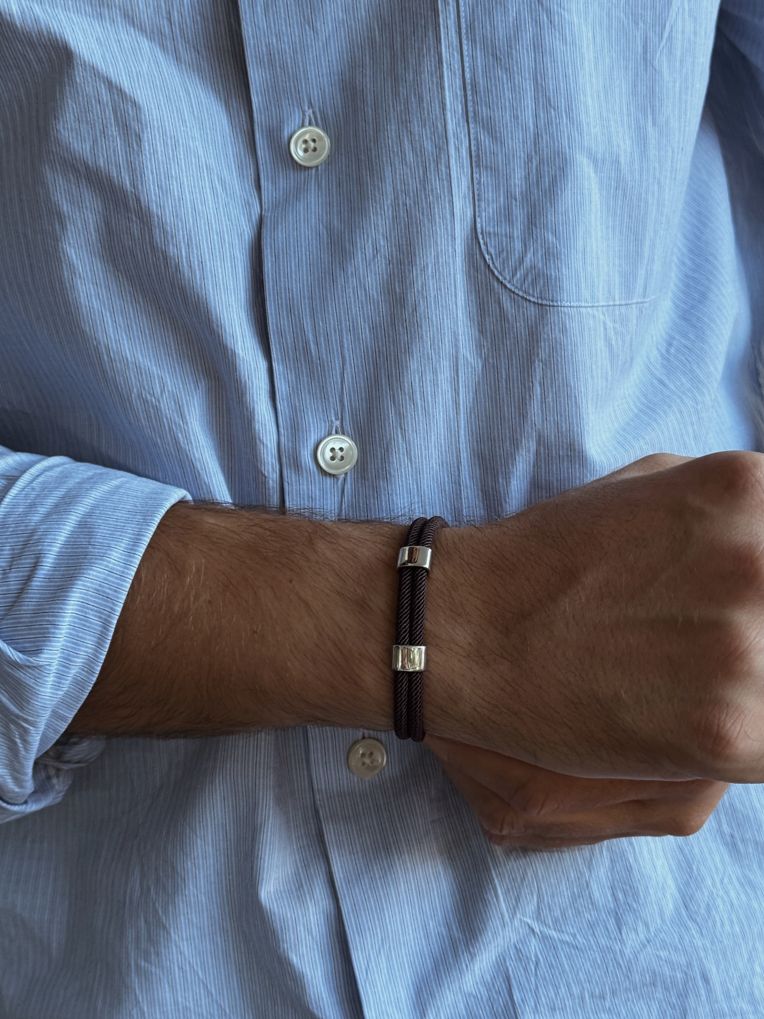 bracelet cordon marron modèle Timeless photo porté homme de la marque AGALINO