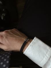 bracelet cordon bleu nuit de la marque AGALINO, photo porté homme, modèle Timeless