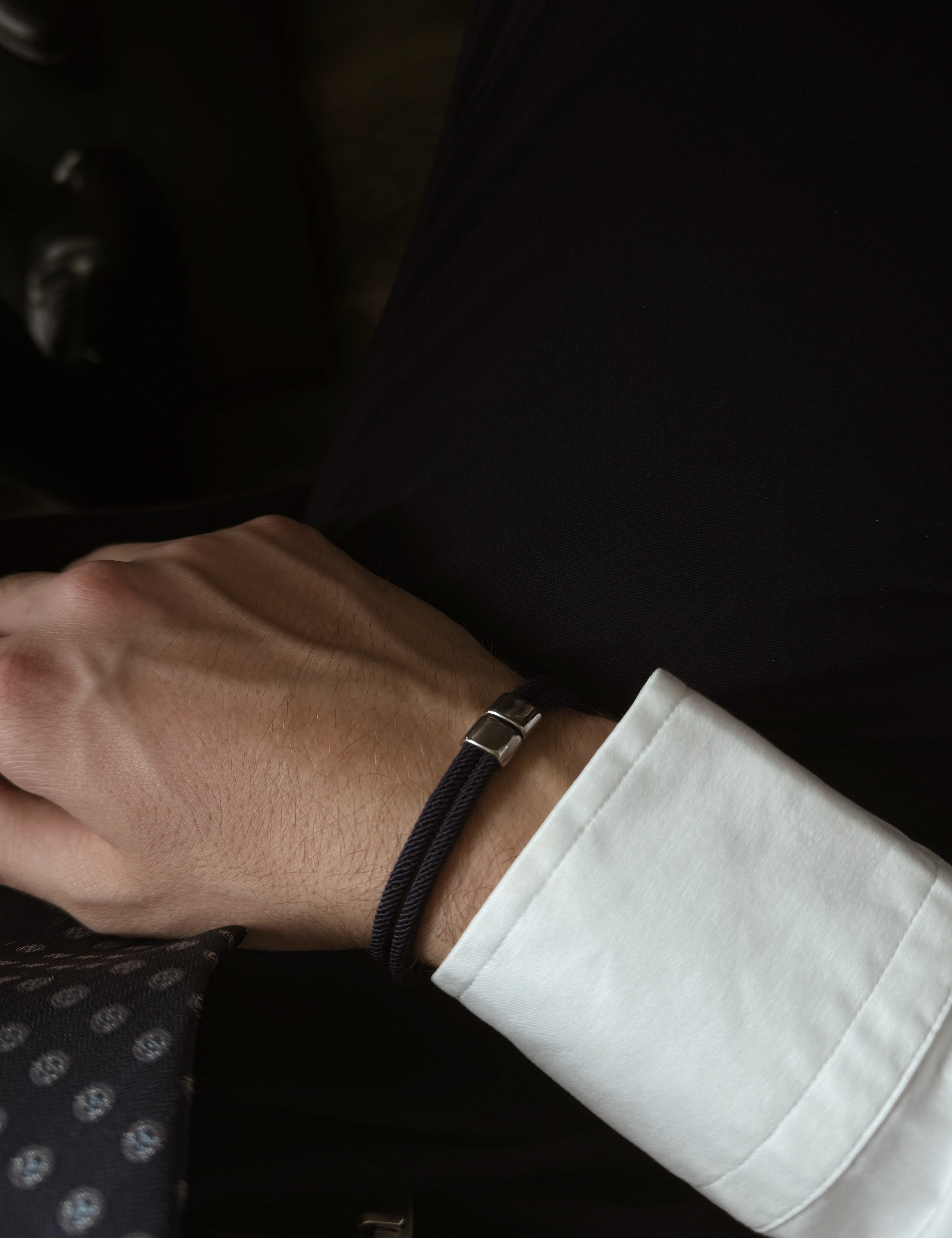 bracelet cordon bleu nuit de la marque AGALINO, photo porté homme, modèle Timeless