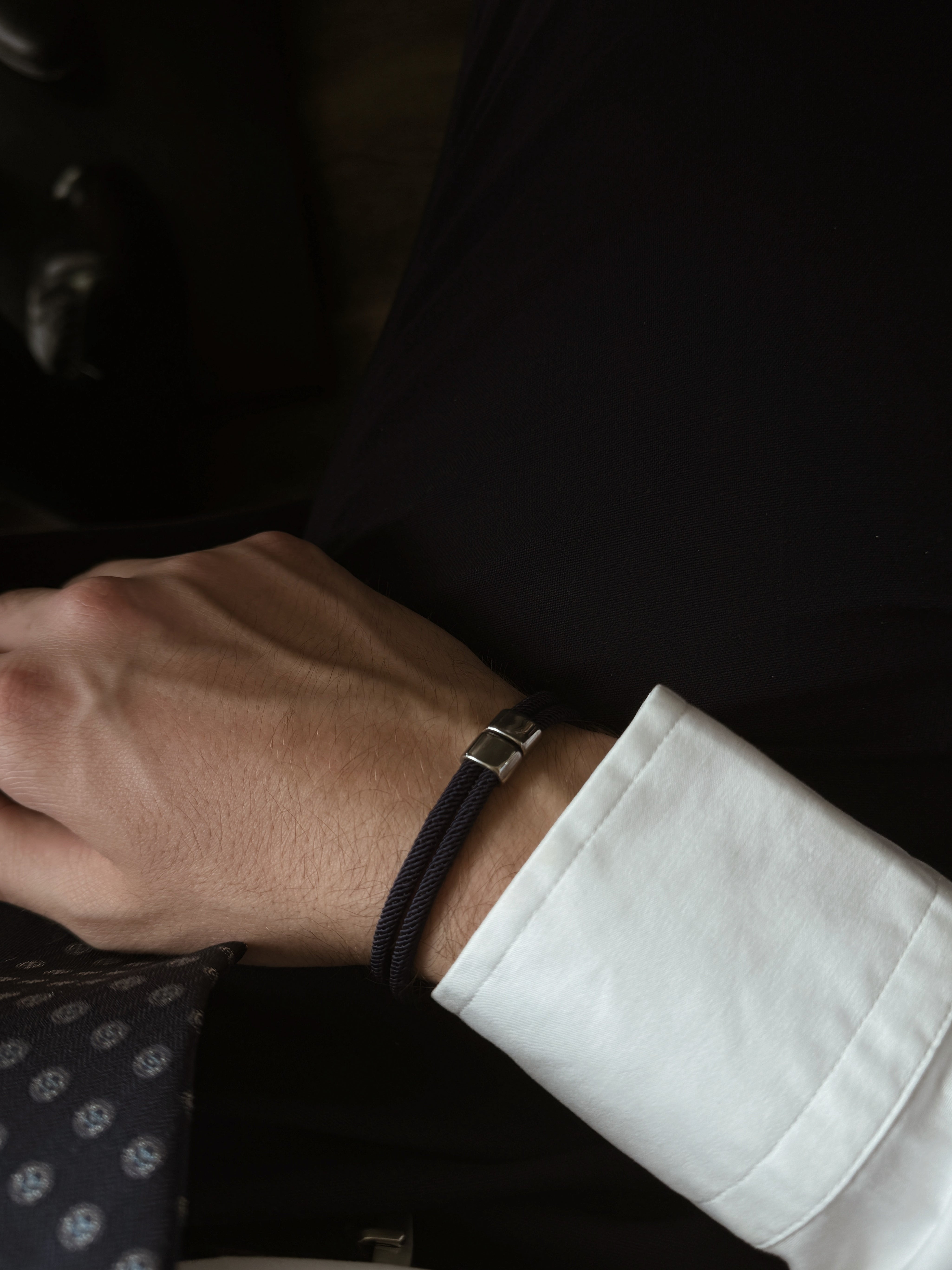 bracelet cordon bleu nuit de la marque AGALINO, photo porté homme, modèle Timeless