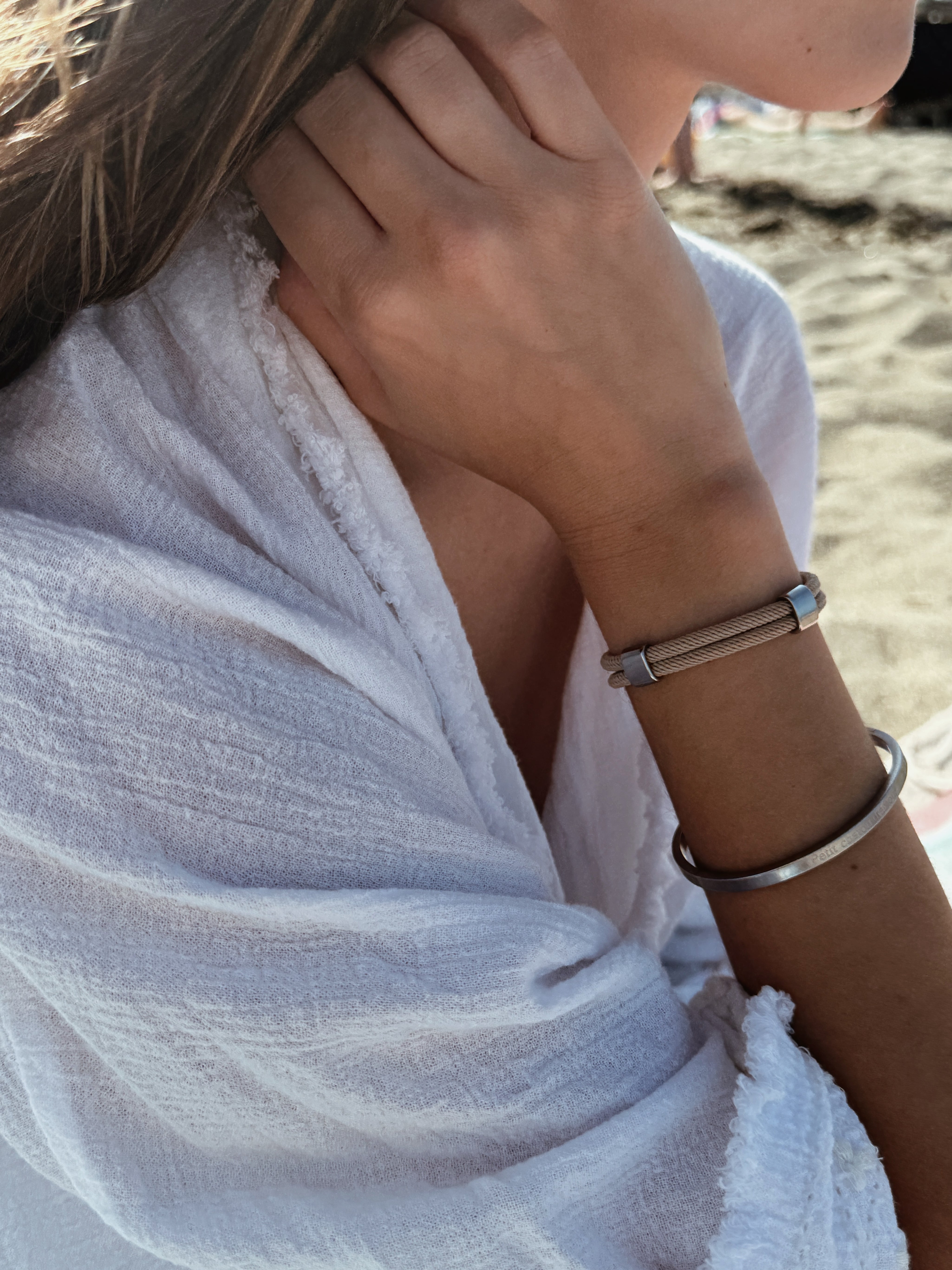 bracelet cordon beige modèle Timeless photo porté femme marque AGALINO