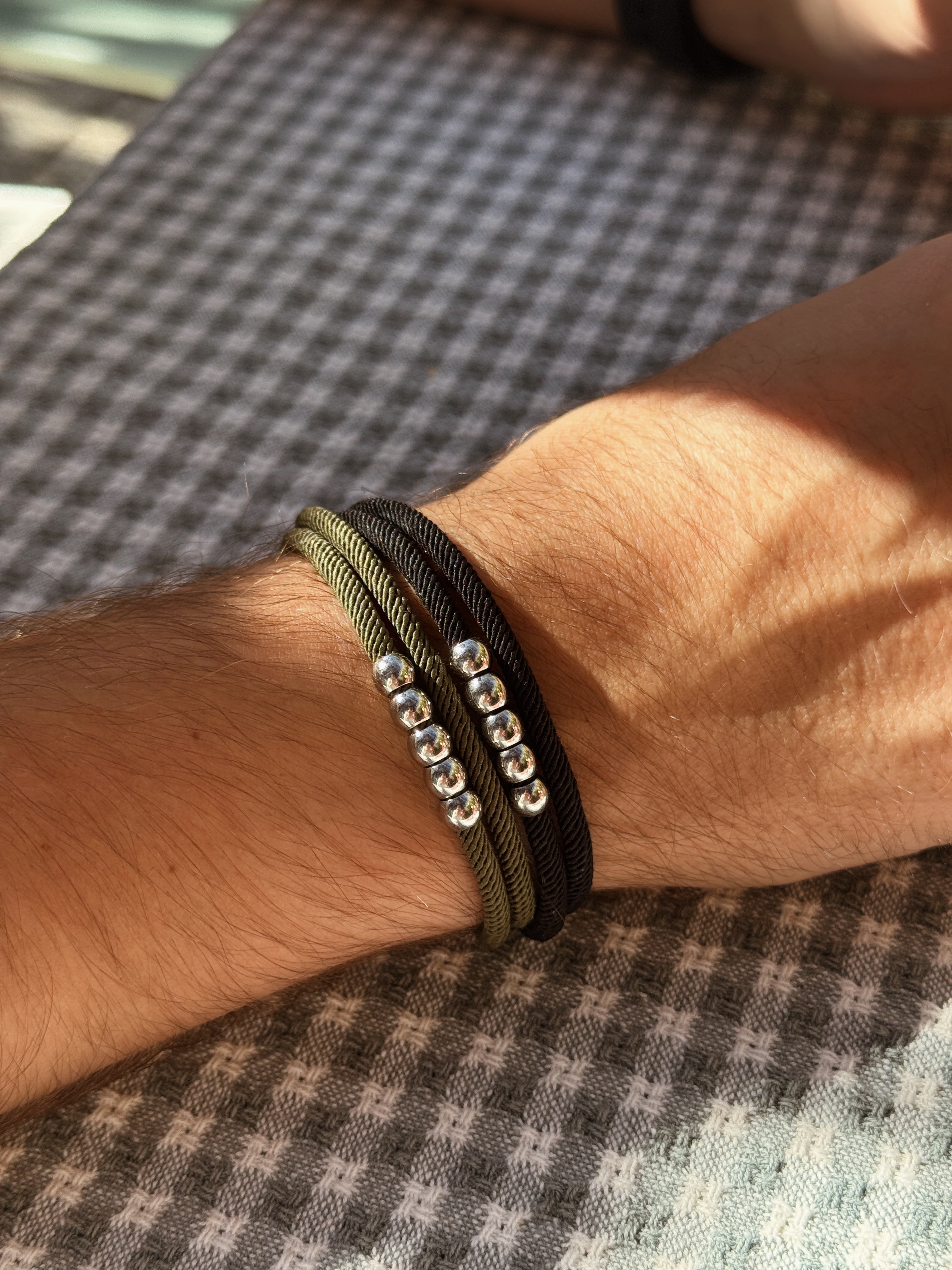 Deux bracelets cordons modèle five kaki et five noir fabriqué à la main par AGALINO