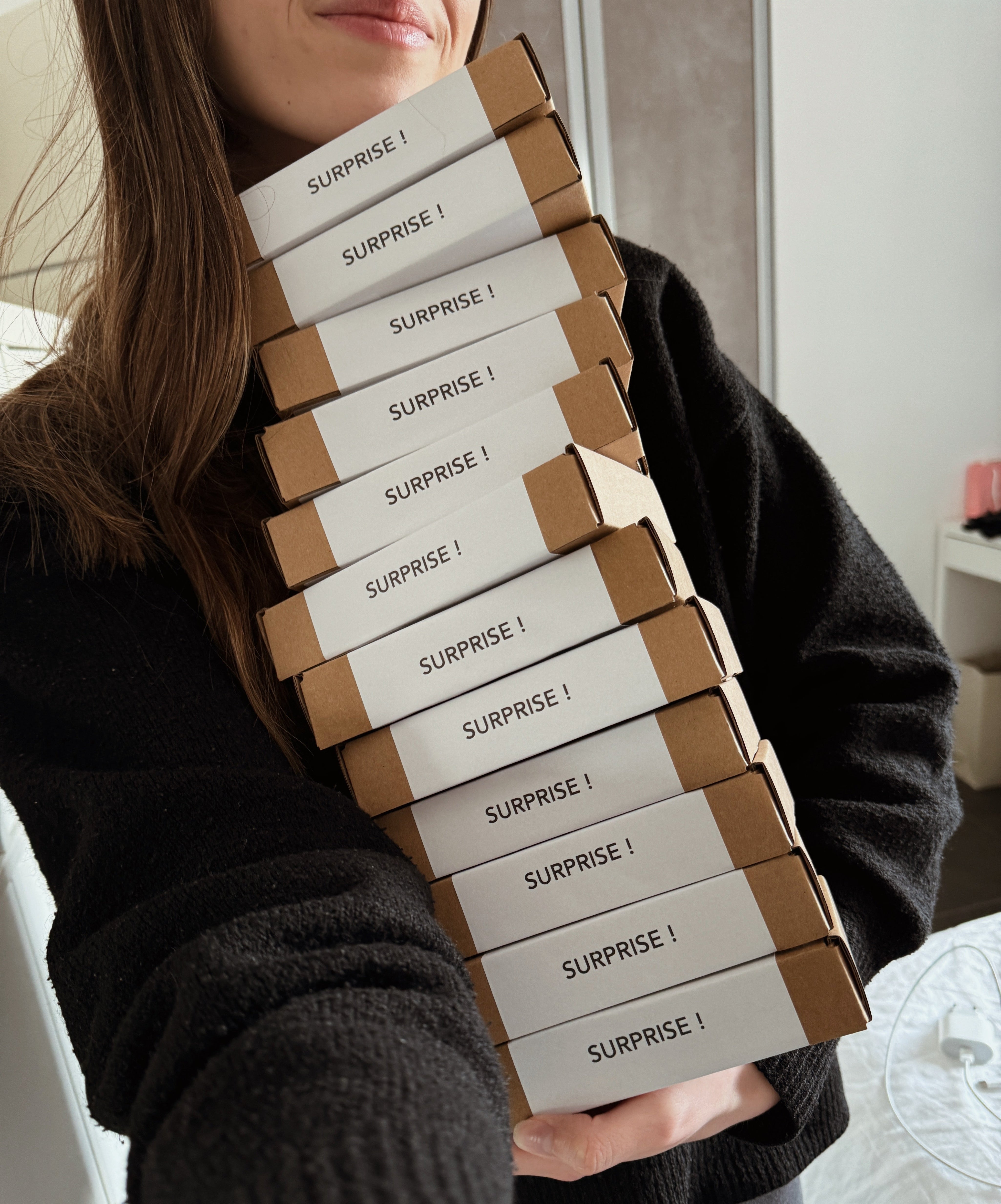 Commandes des bracelets AGALINO empilées dans les cartons d'expédition